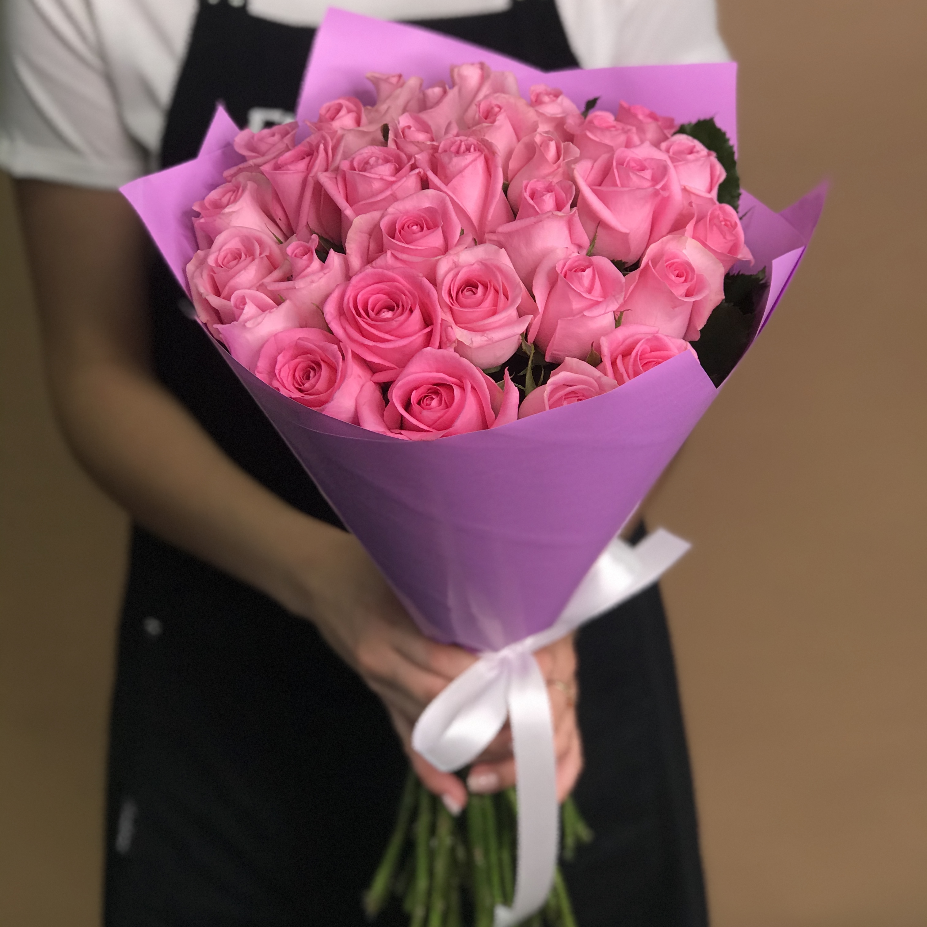 Букет из 31 розовой розы (60 см) букет в розовой шляпной коробке amour mini из 31 розовой розы кения