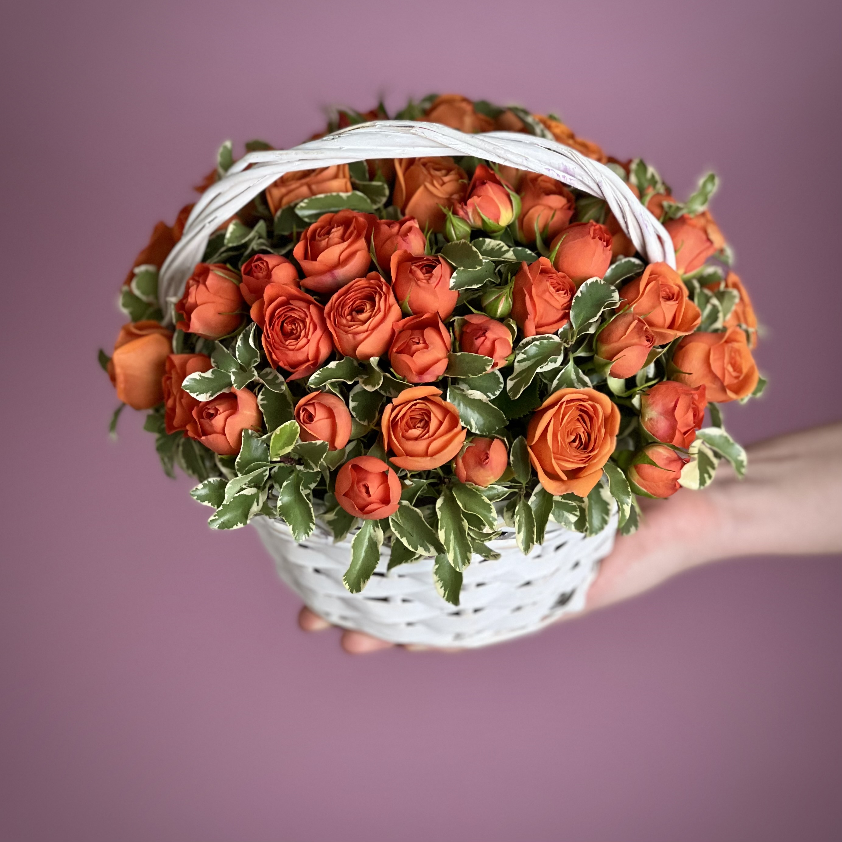 Цветы в корзине Оранжевые кустовые розы в корзине XS