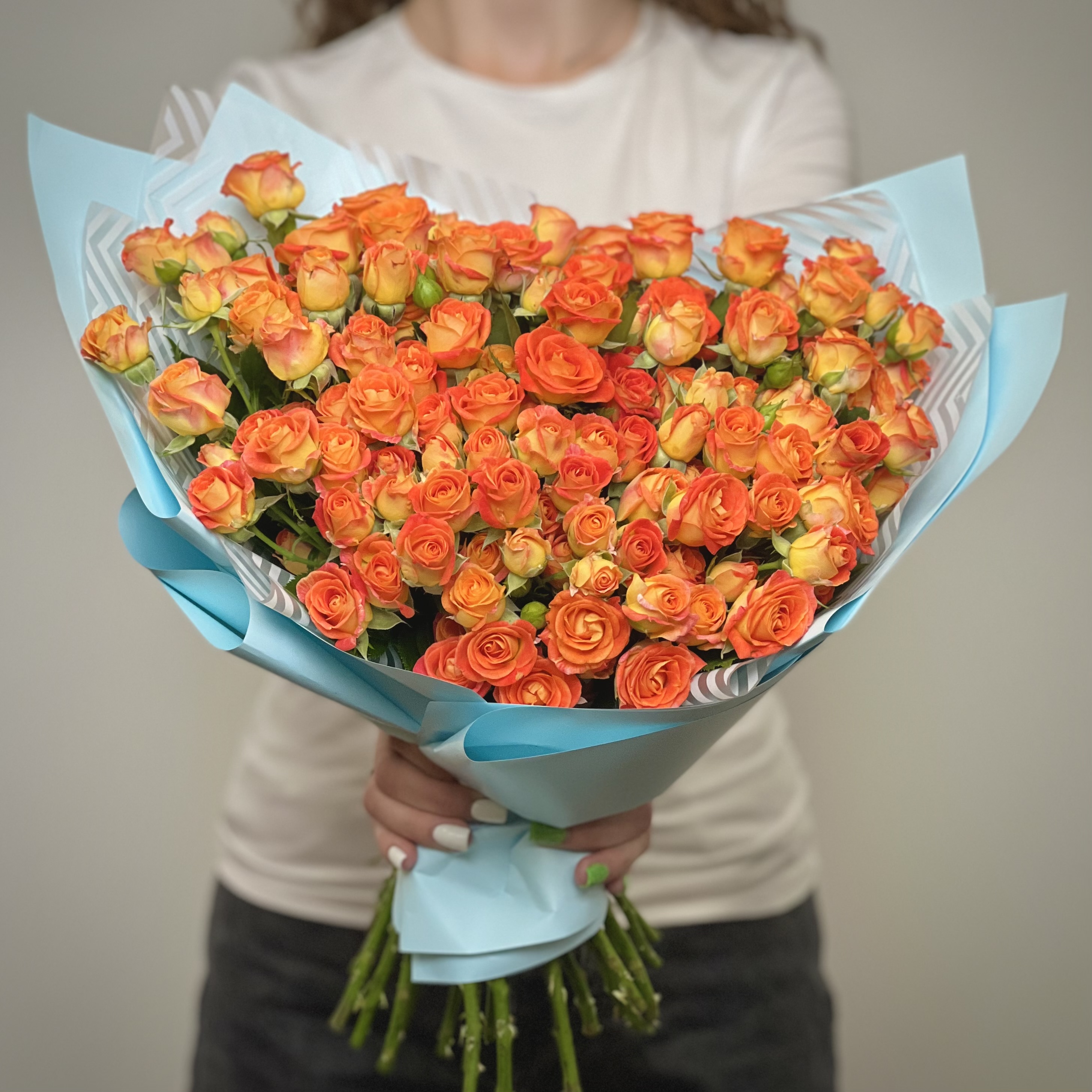 Букет из 31 кустовой оранжевой розы