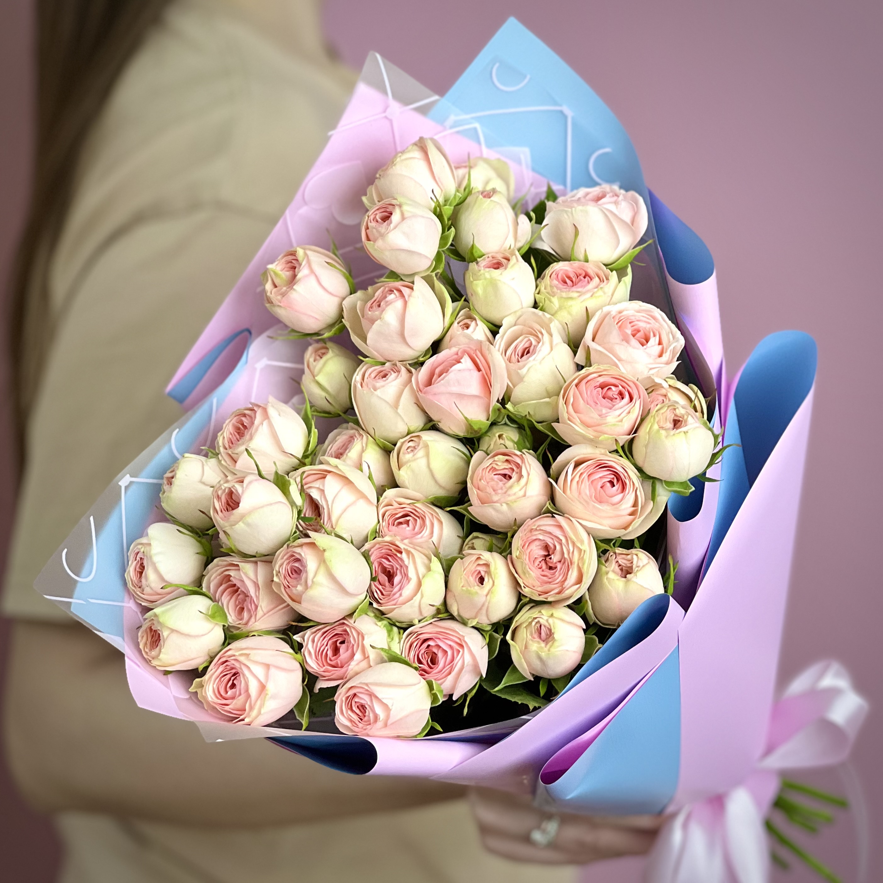 Букет из 15 кустовых пионовидных роз Кэтти букет из 15 белых кустовых роз кения 40 см