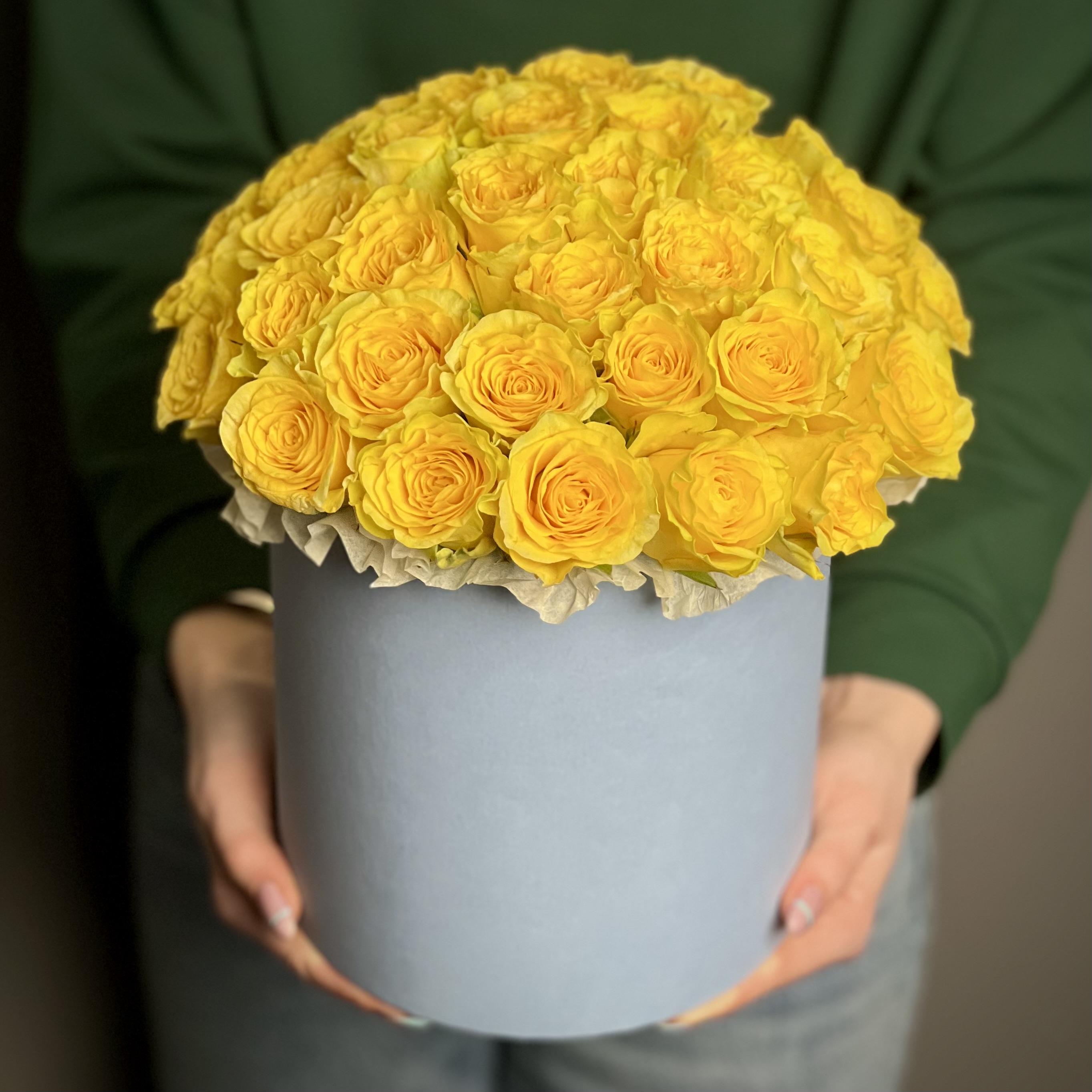 Желтые розы в шляпной коробке L 2 20 желтые розы