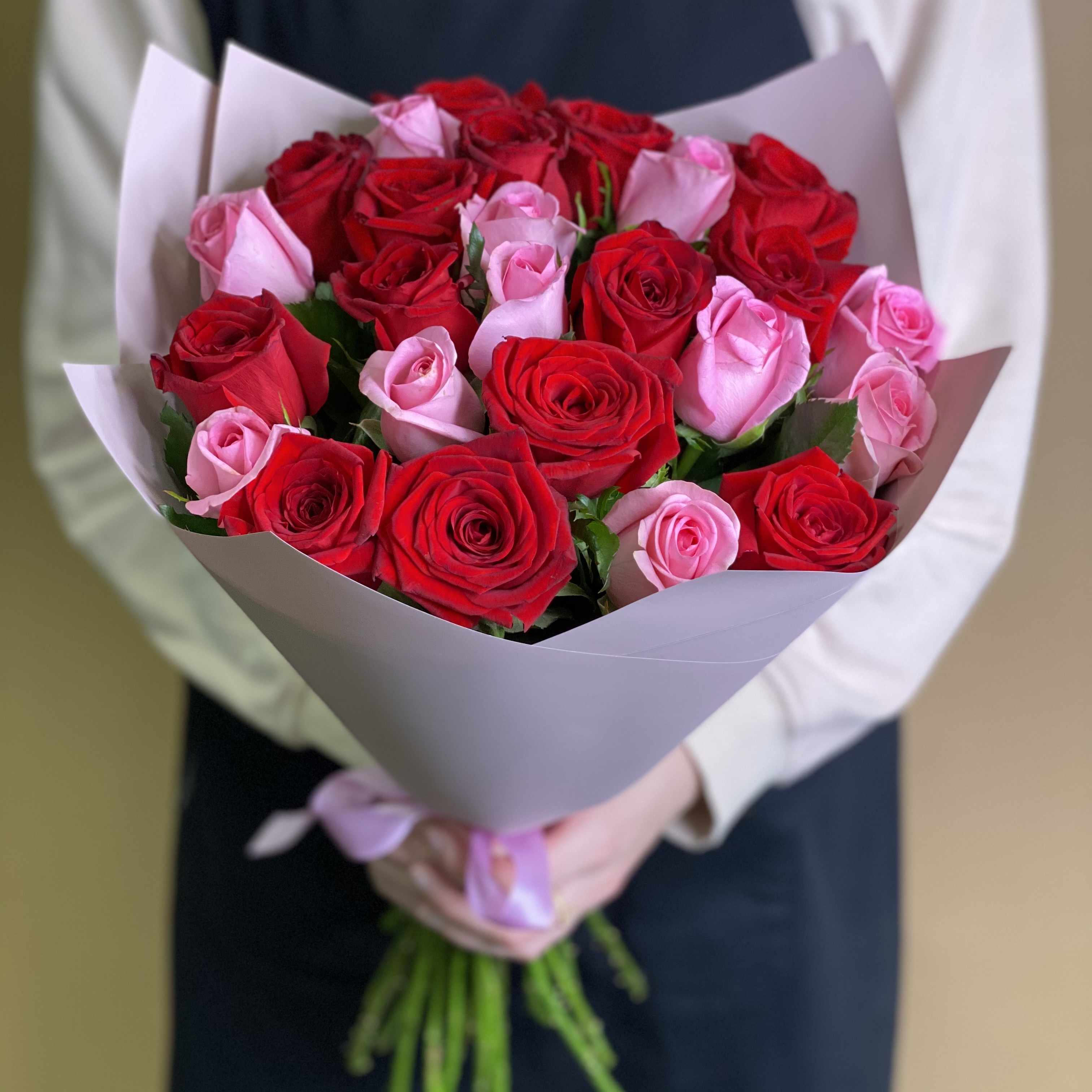 цена Букет из красных и розовых роз 25 шт. (50 см)