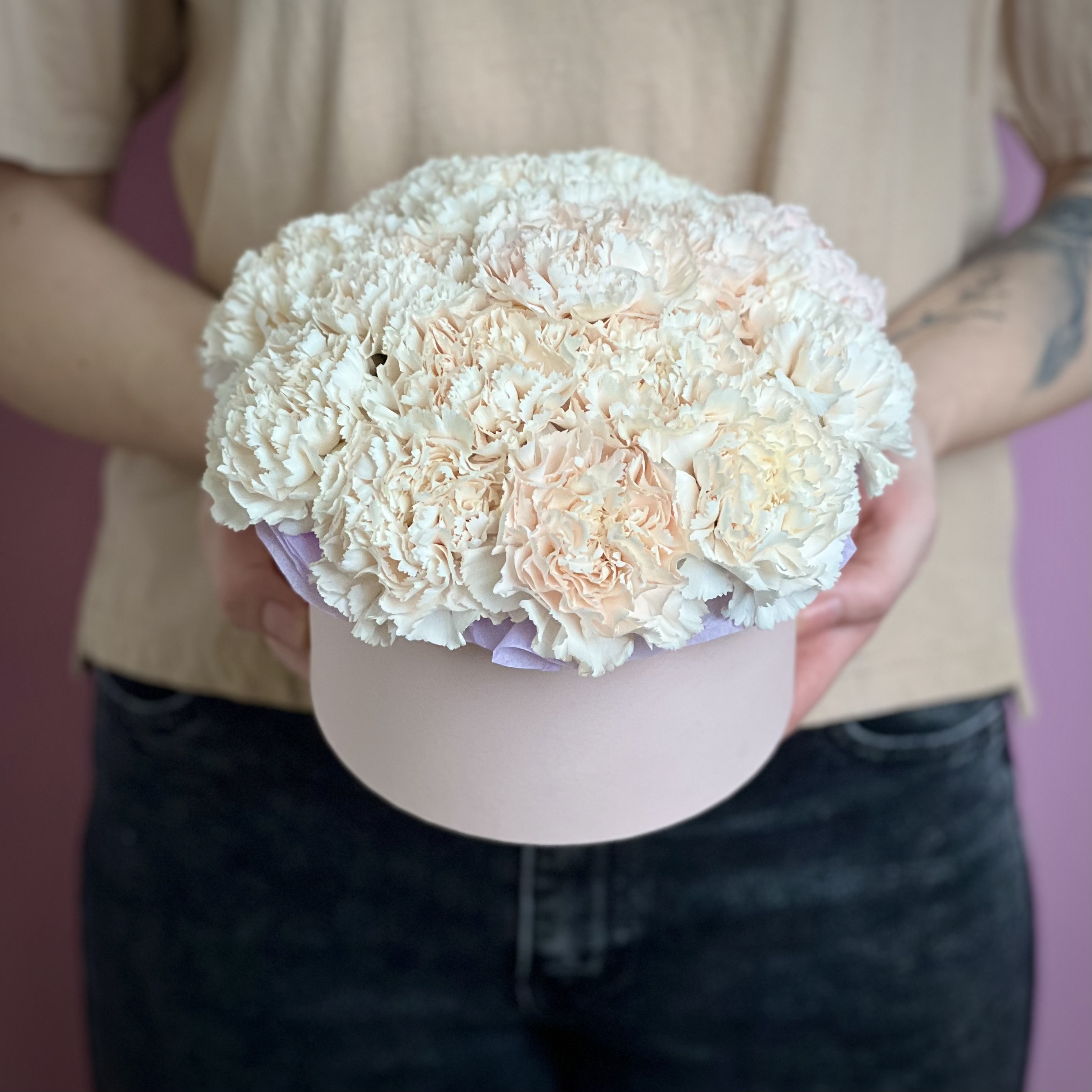 Цветы в коробке Кремовые гвоздики в коробке S