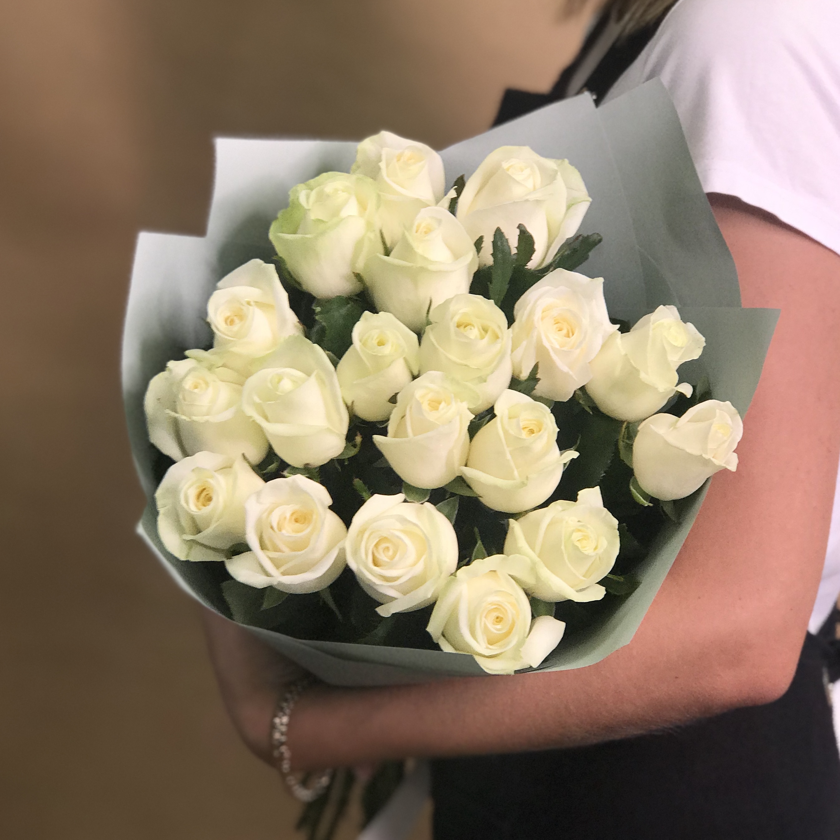 Розы Букет из 19 белых роз (60 см)