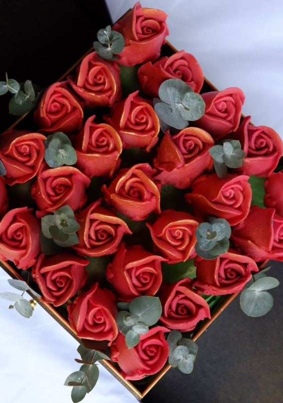 Для crm Коробка шкатулка премиум "Мадонна" с розами из шоколада и клубники