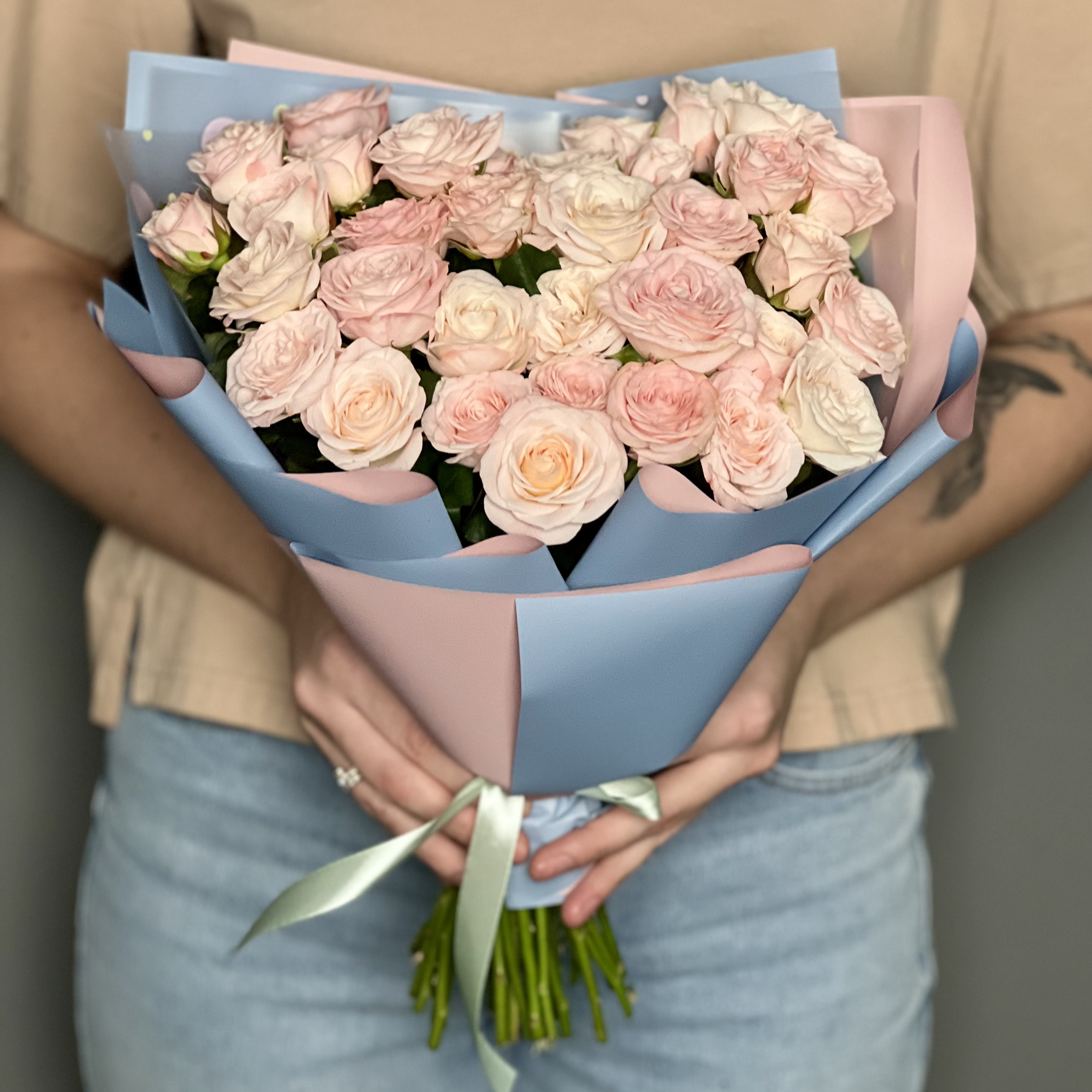 Кустовая роза Букет из 17 розовых кустовых пионовидных роз