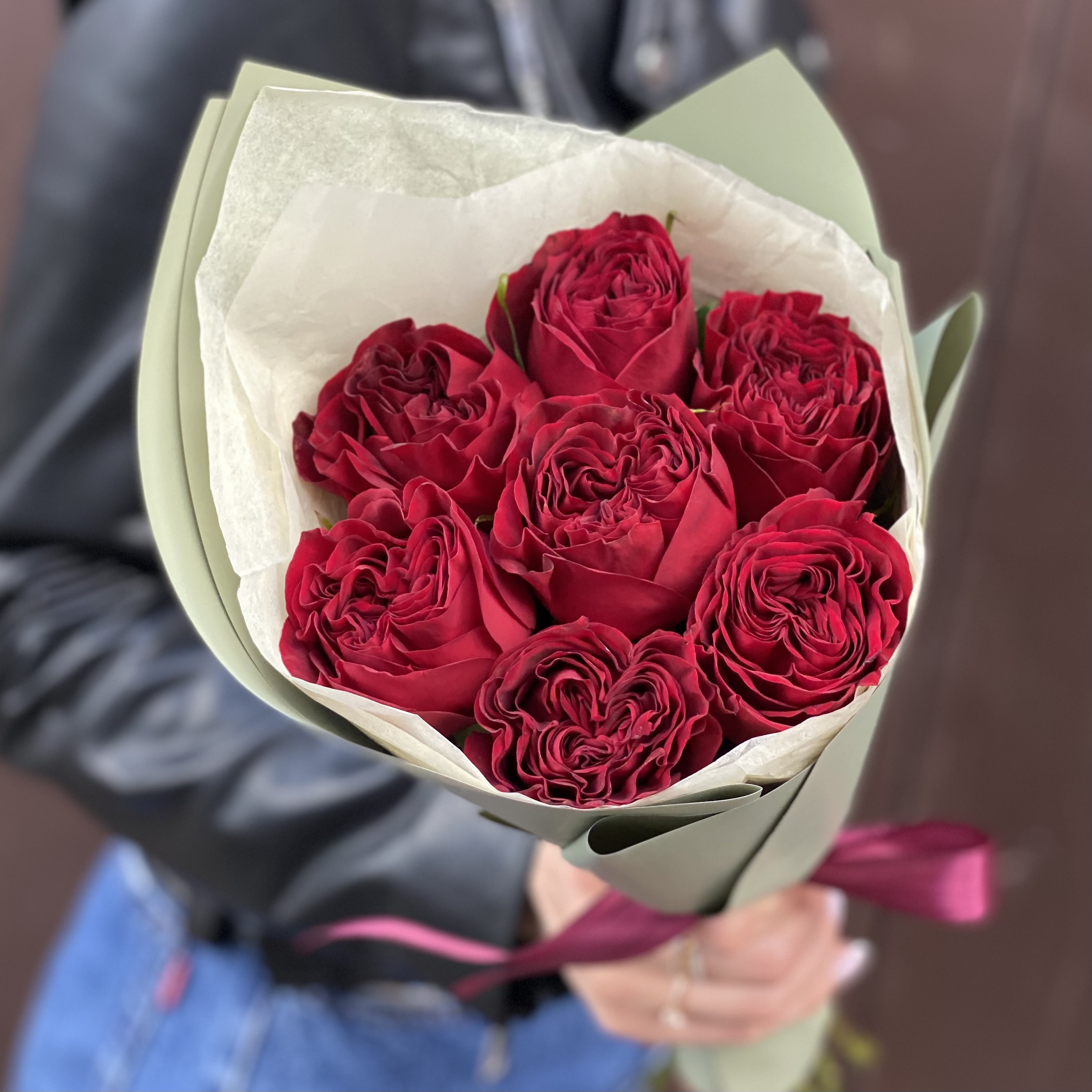 Букет из 7 красных пионовидных роз букет дуэт пионовидных роз вечность 15 25 35 51 или 75