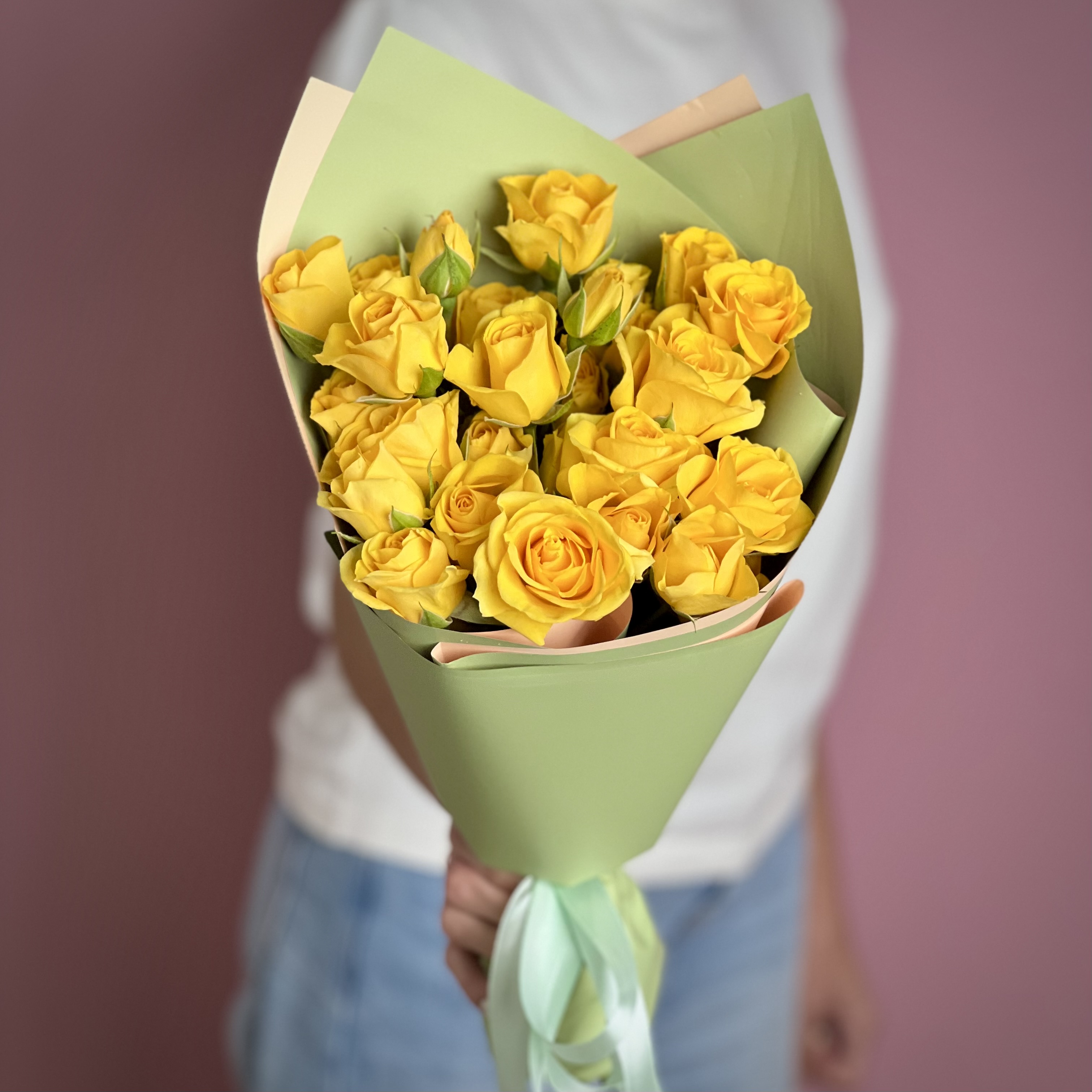 Букет из 7 кустовых желтых роз