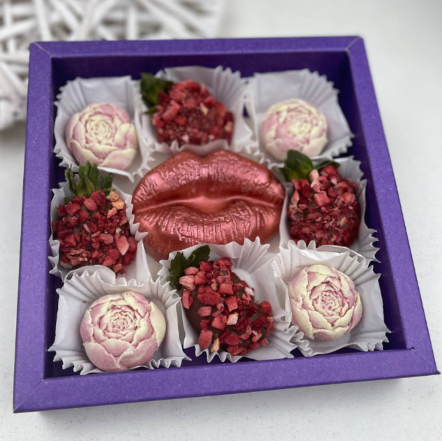 Для crm Клубника в бельгийском шоколаде с цветами "Сладкоежка"