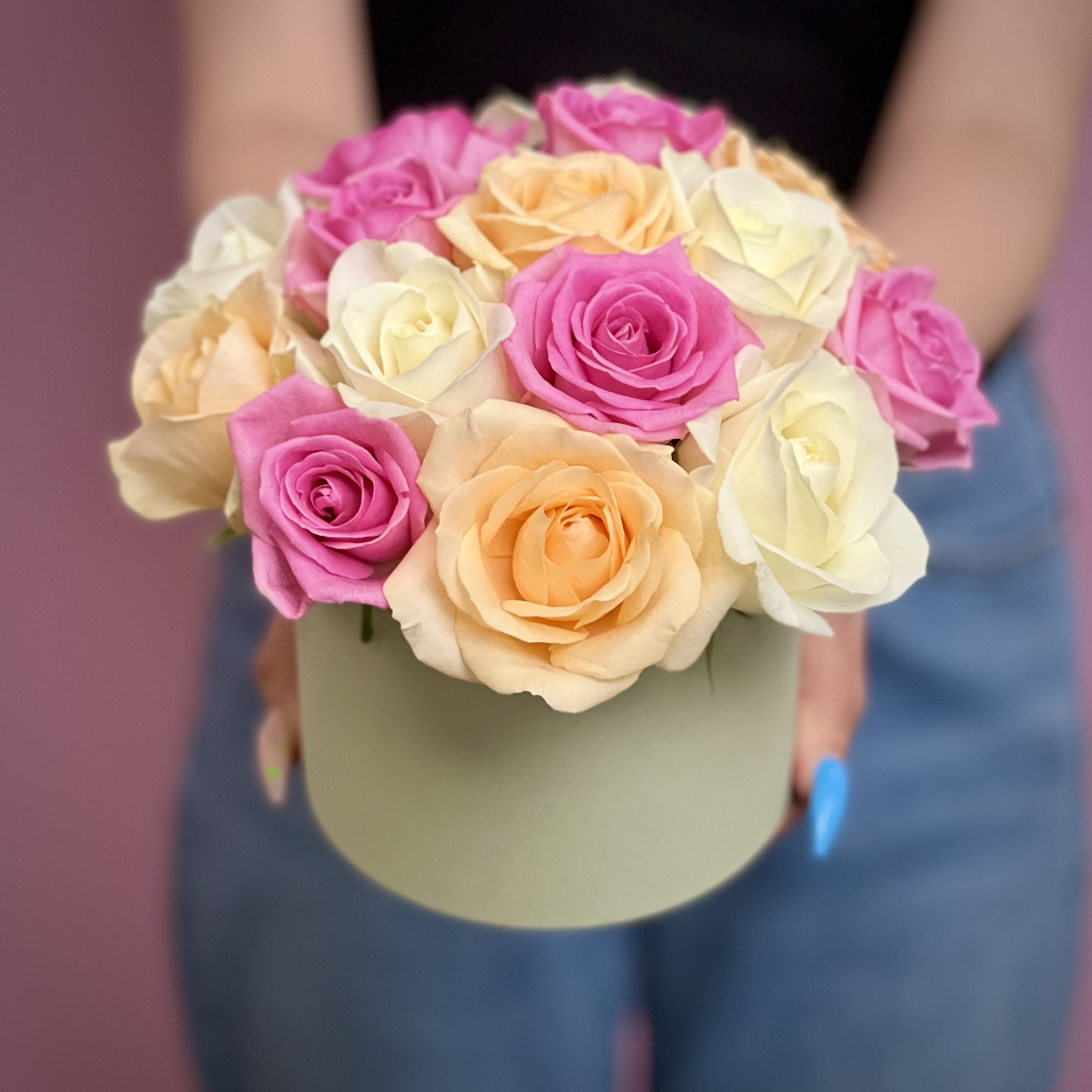 Нежный микс из роз в шляпной коробке XS букет в розовой шляпной коробке amour mini из 7 сиреневых гипсофил