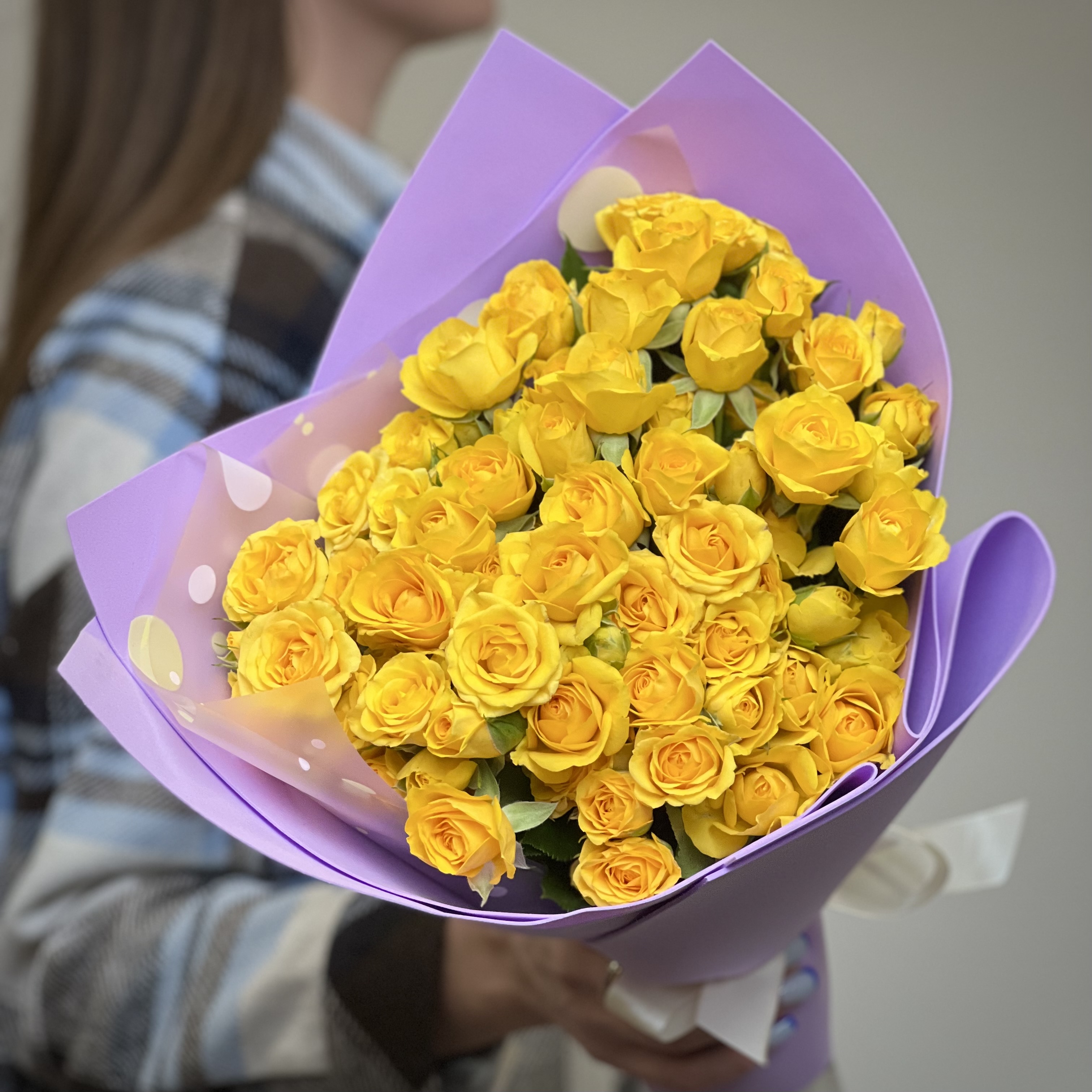 Букет из 17 кустовых желтых роз