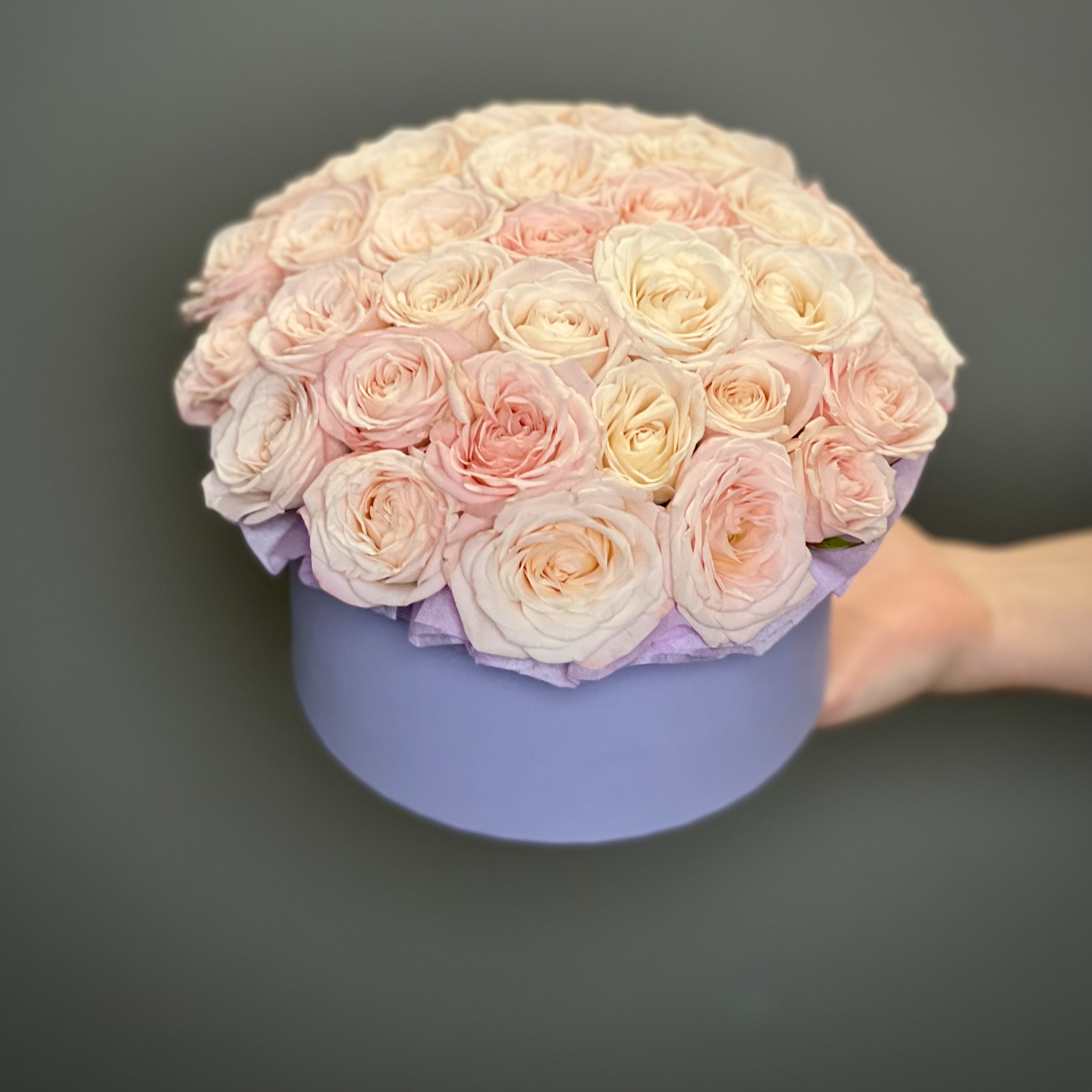 Цветы в коробке Розовые кустовые пионовидные розы в коробке S