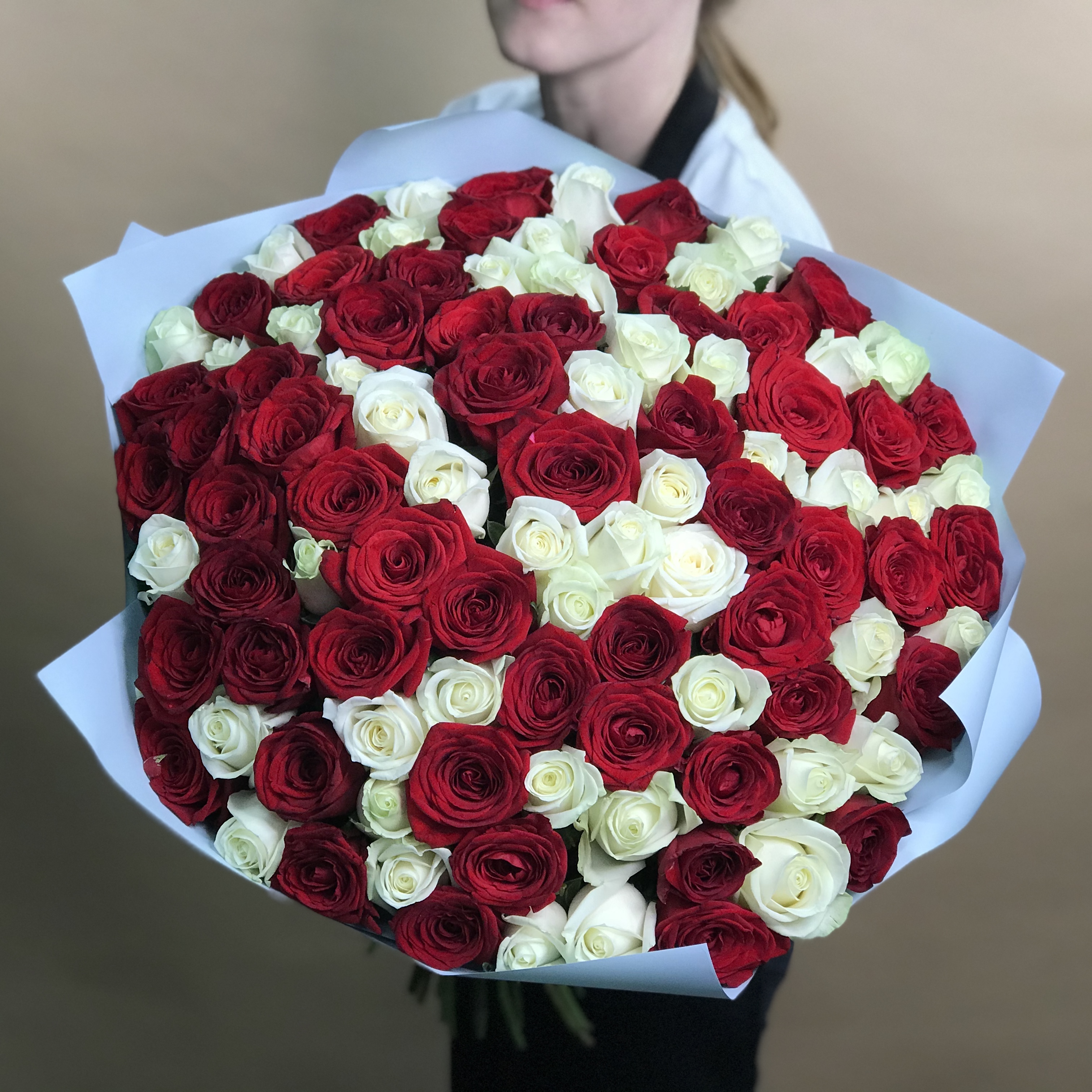 Букет из красных и белых роз 101 шт. (60 см) букет из красных и белых роз 101 шт 50 см