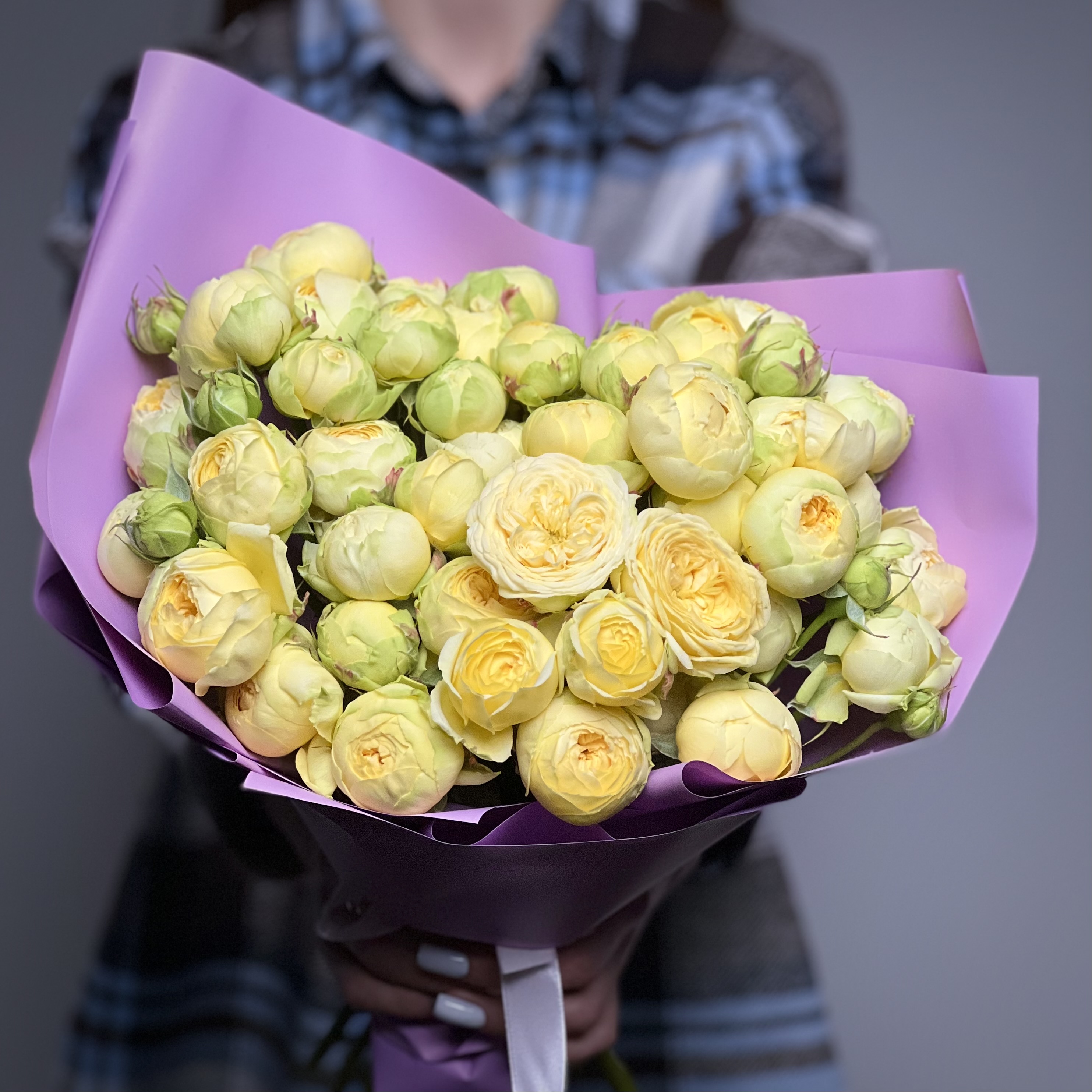 Букет из 13 пионовидных кустовых роз букет из 27 малиновых кустовых пионовидных роз