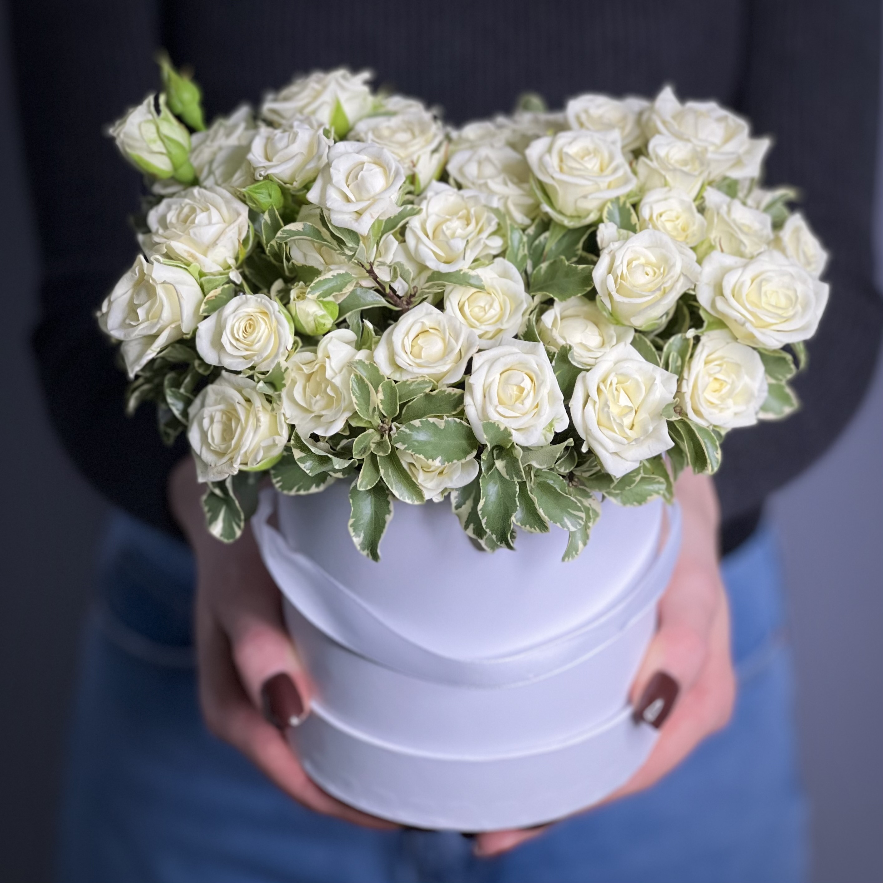 Белые кустовые розы в шляпной коробке