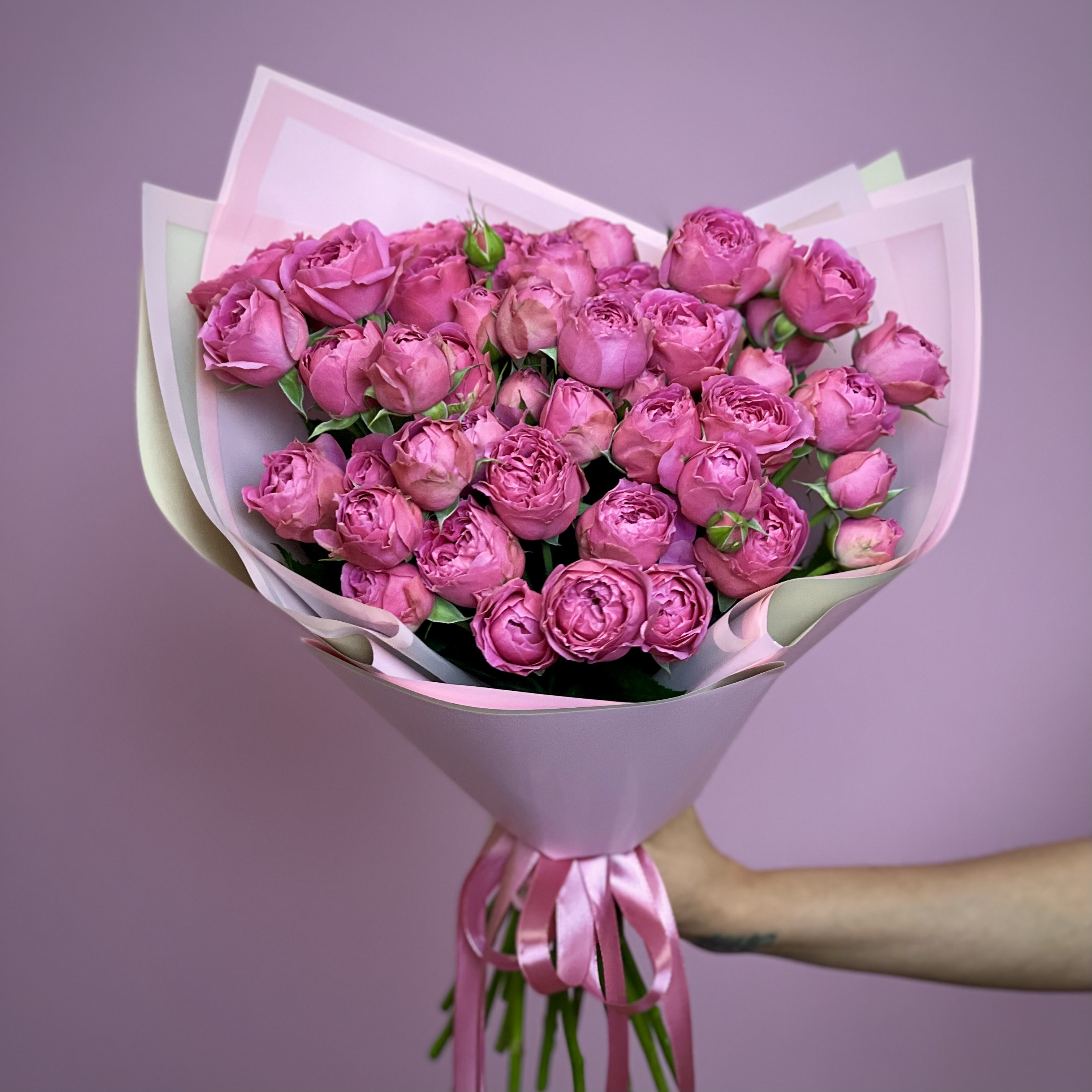 Кустовая роза Букет из 17 малиновых кустовых пионовидных роз