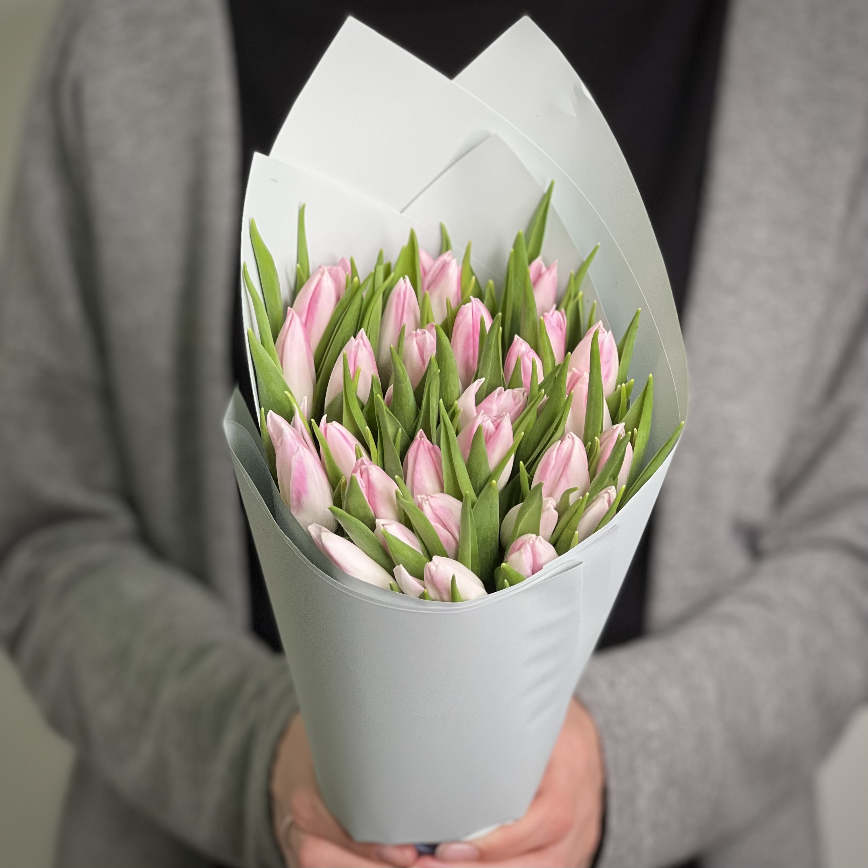 Букет из 31 розового тюльпана фотографии