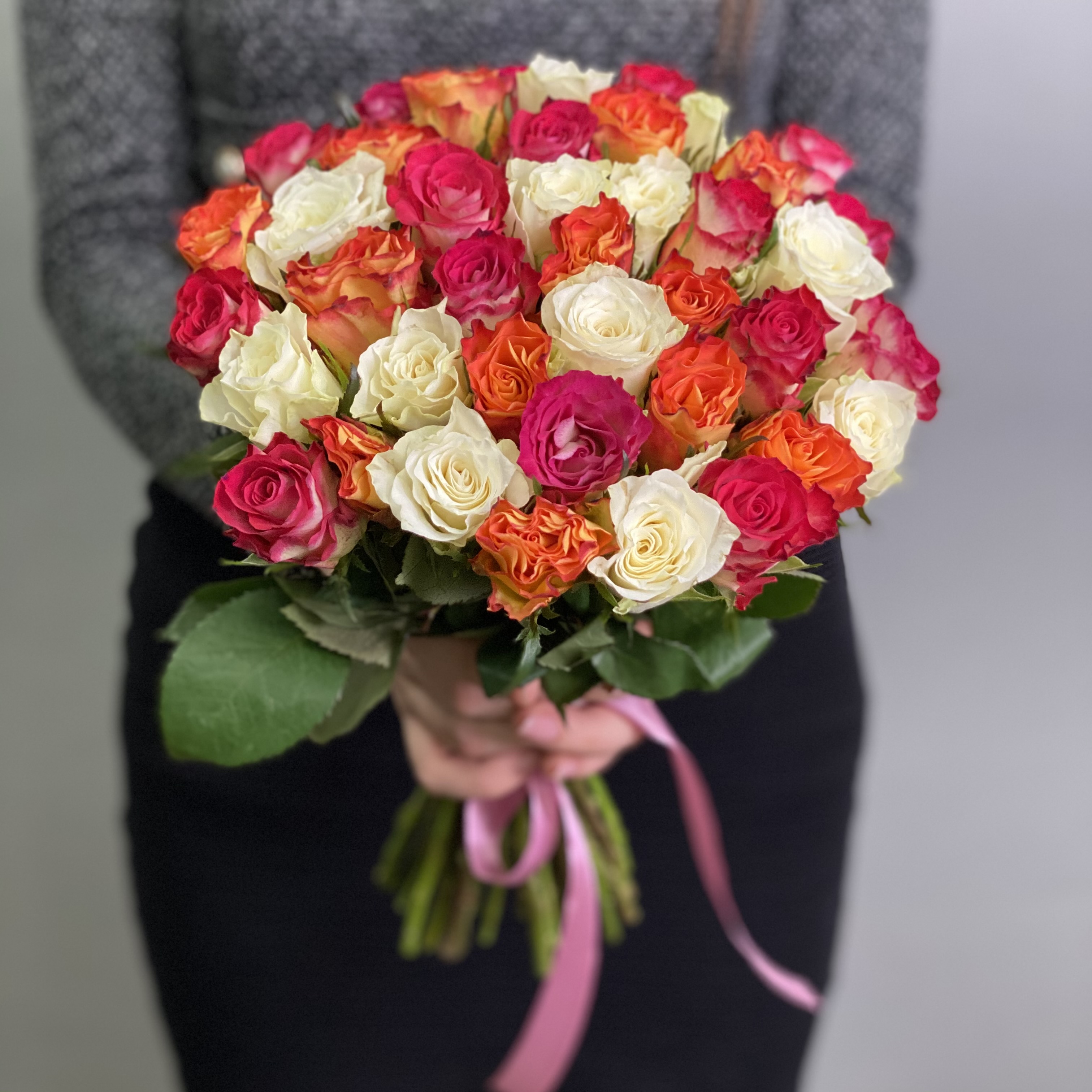 Букет из 41 розы Кения (микс) портрет по фото с корзиной роз
