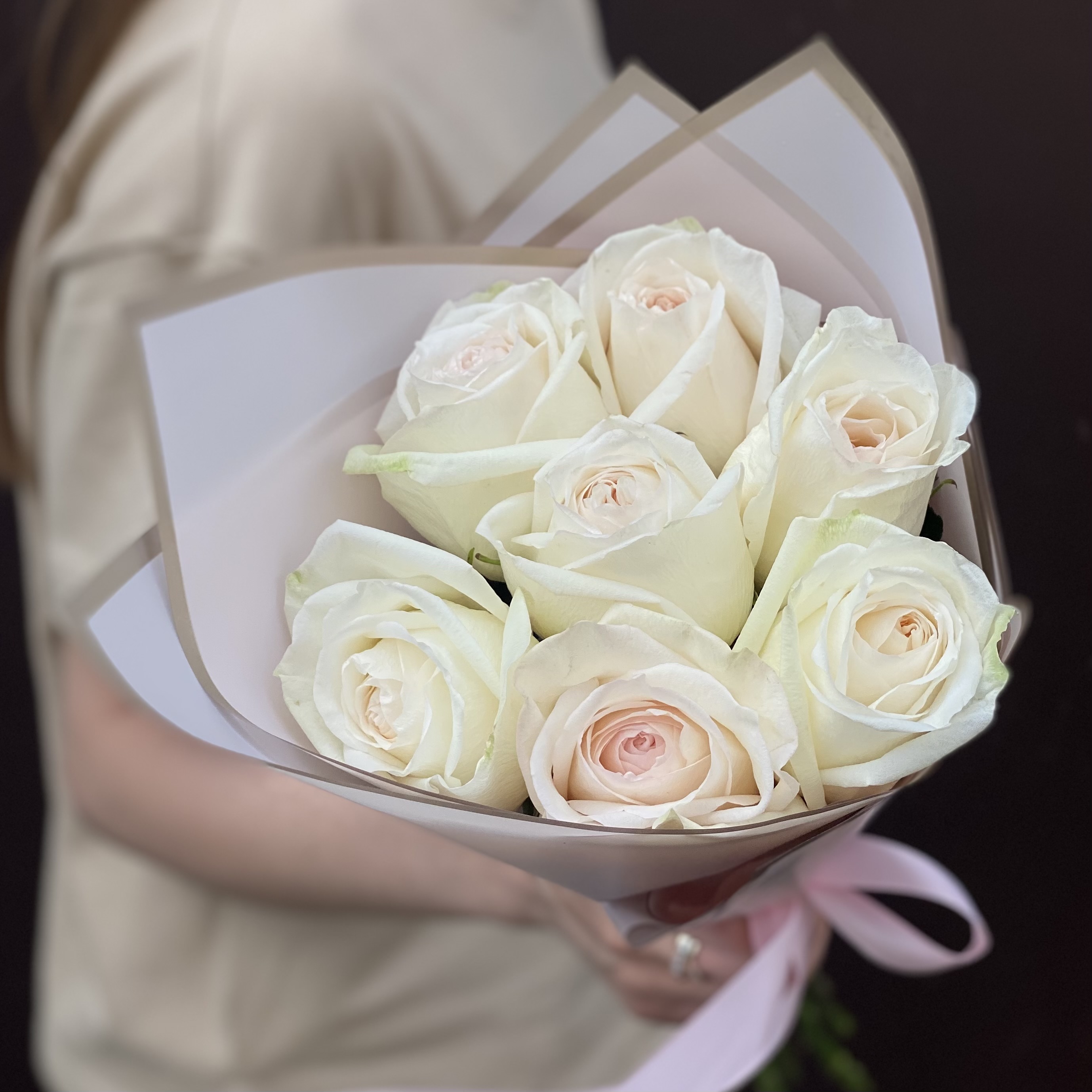Букет из 7 белых пионовидных роз букет из 15 пионовидных роз swan grace в упаковке