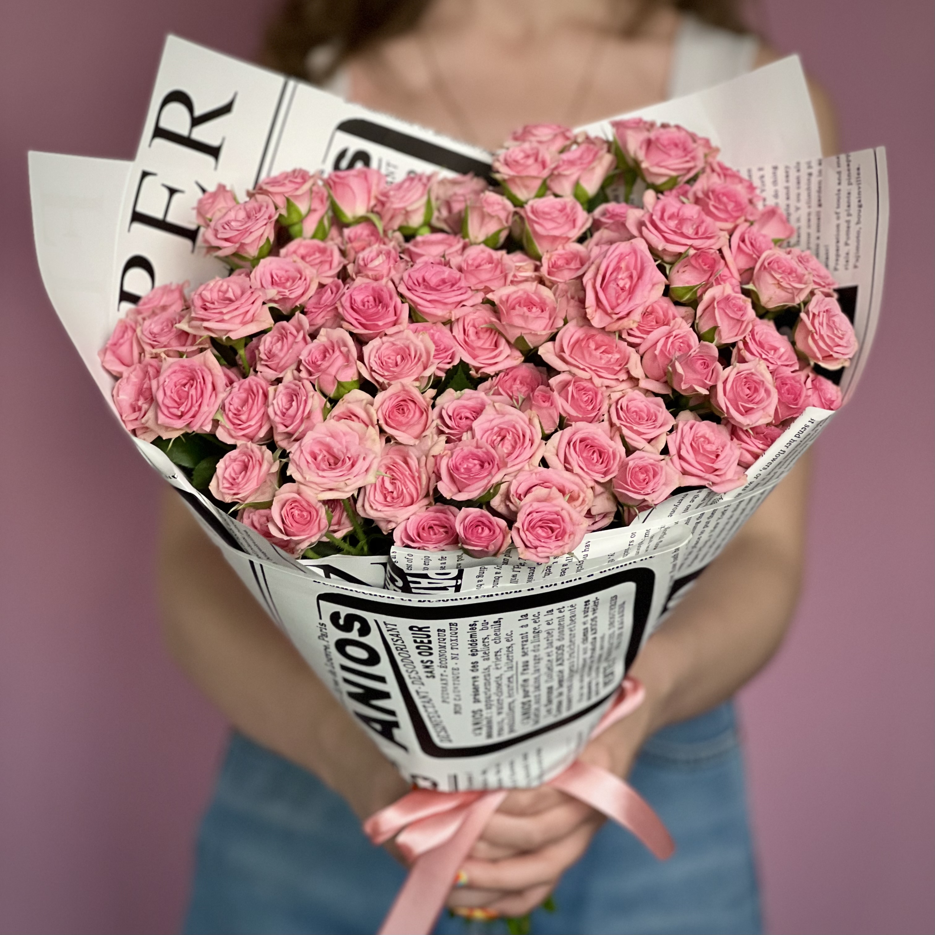 Букет из 29 кустовых розовых роз букет в голубой шляпной коробке amour из 33 белых и розовых кустовых роз эквадор