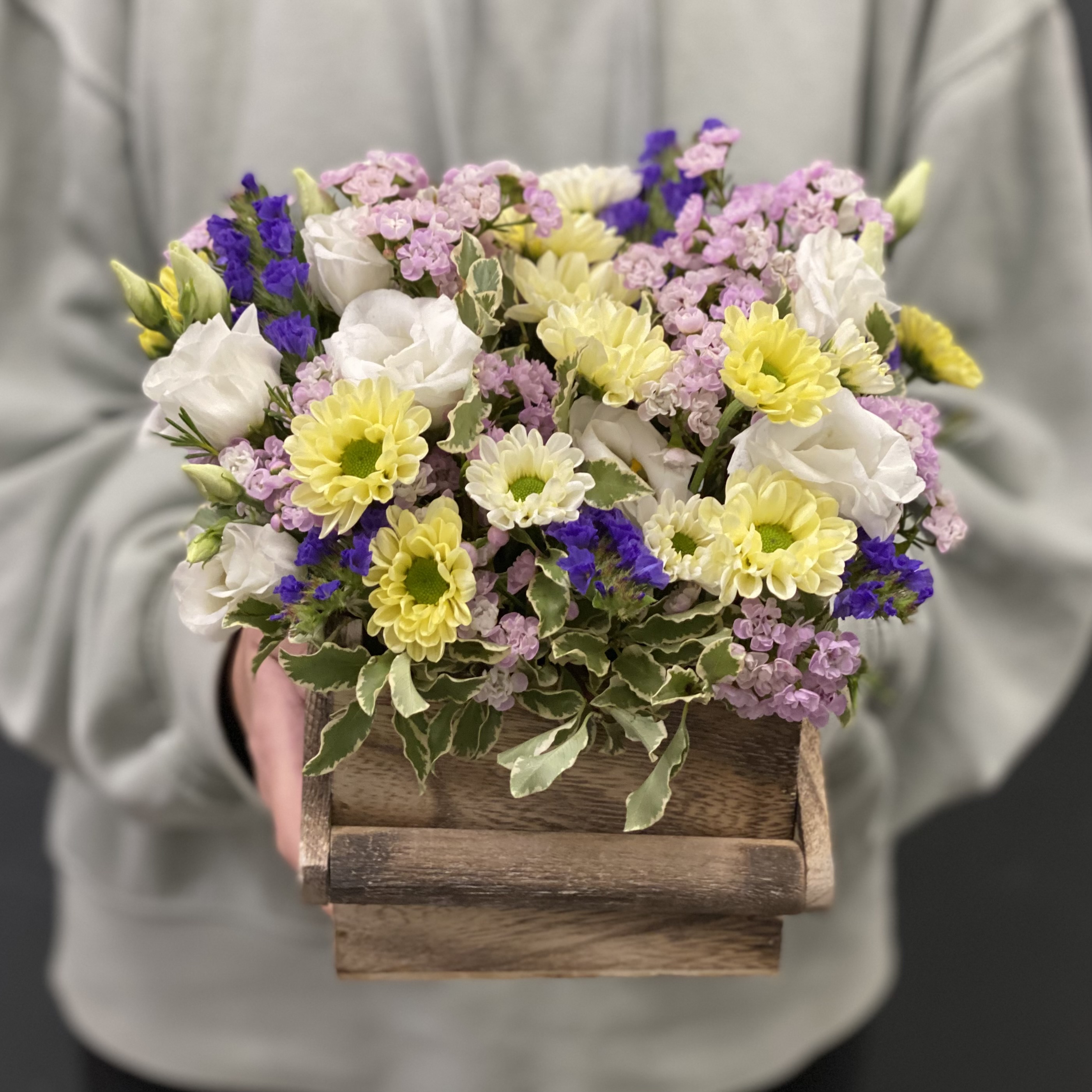 Эустома Цветы в деревянном кашпо Лукошко