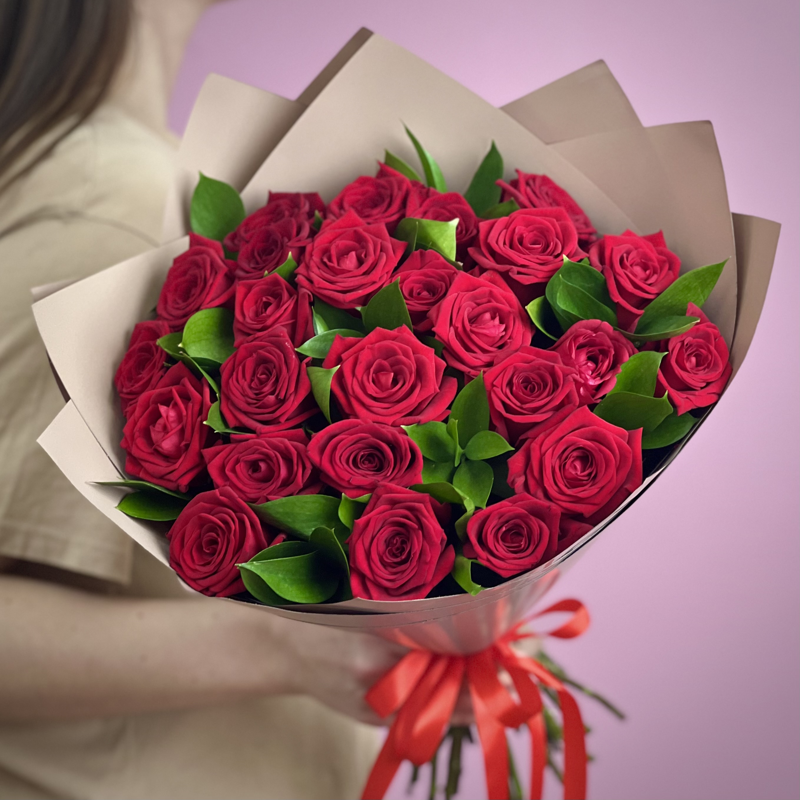 Букет из 25 красных роз с зеленью цена и фото