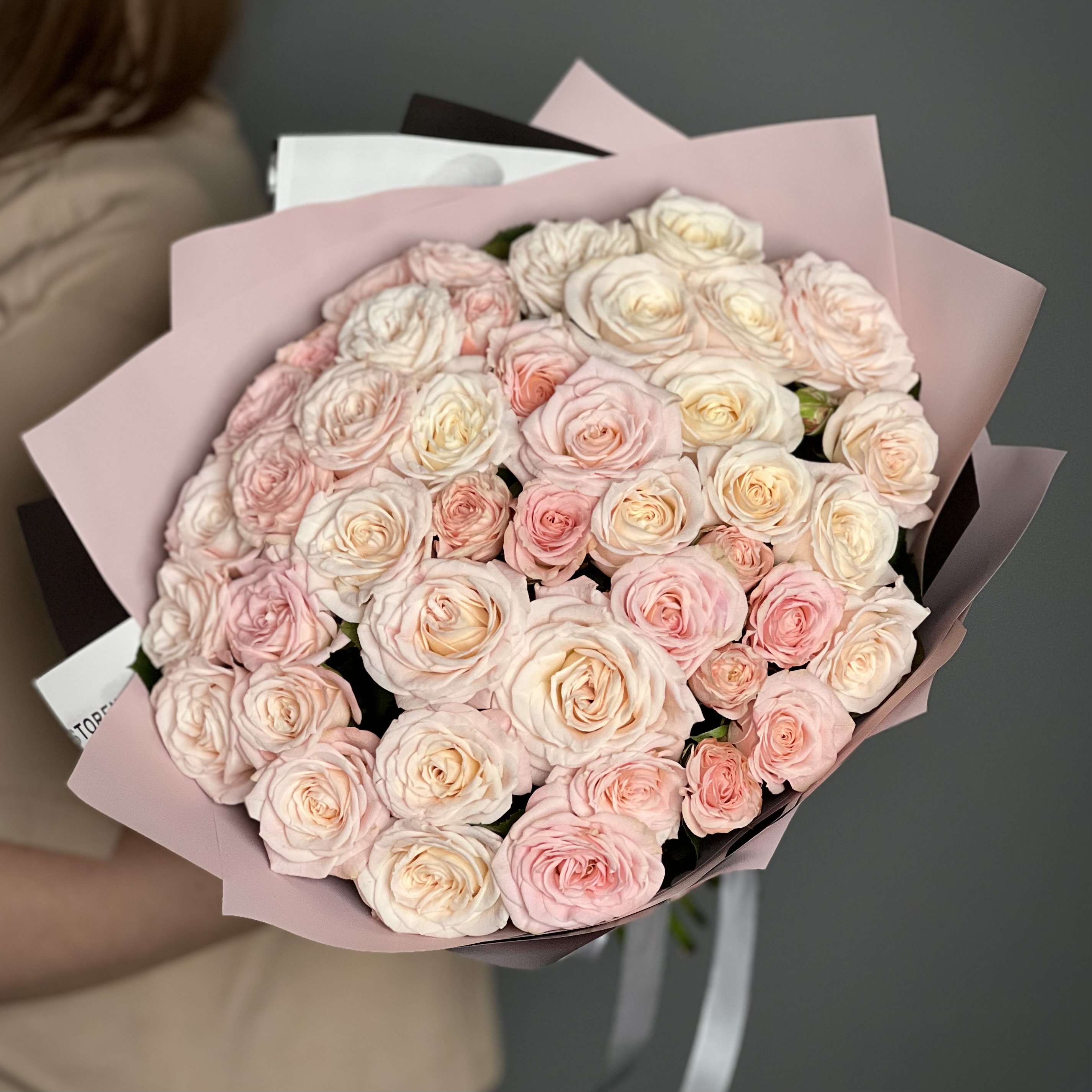 Кустовая роза Букет из 25 розовых кустовых пионовидных роз
