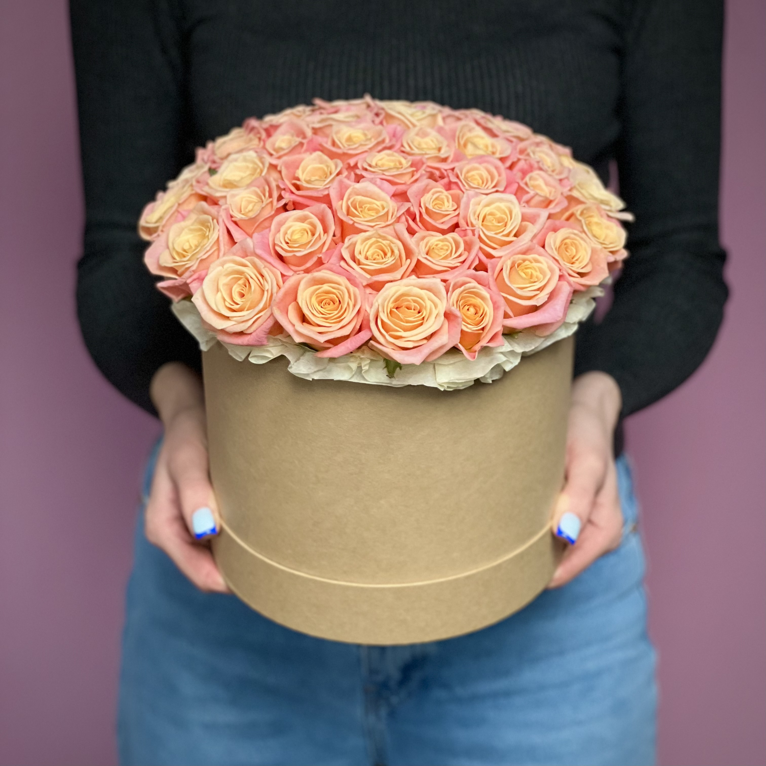 Букеты из роз Коралловые розы в коробке L