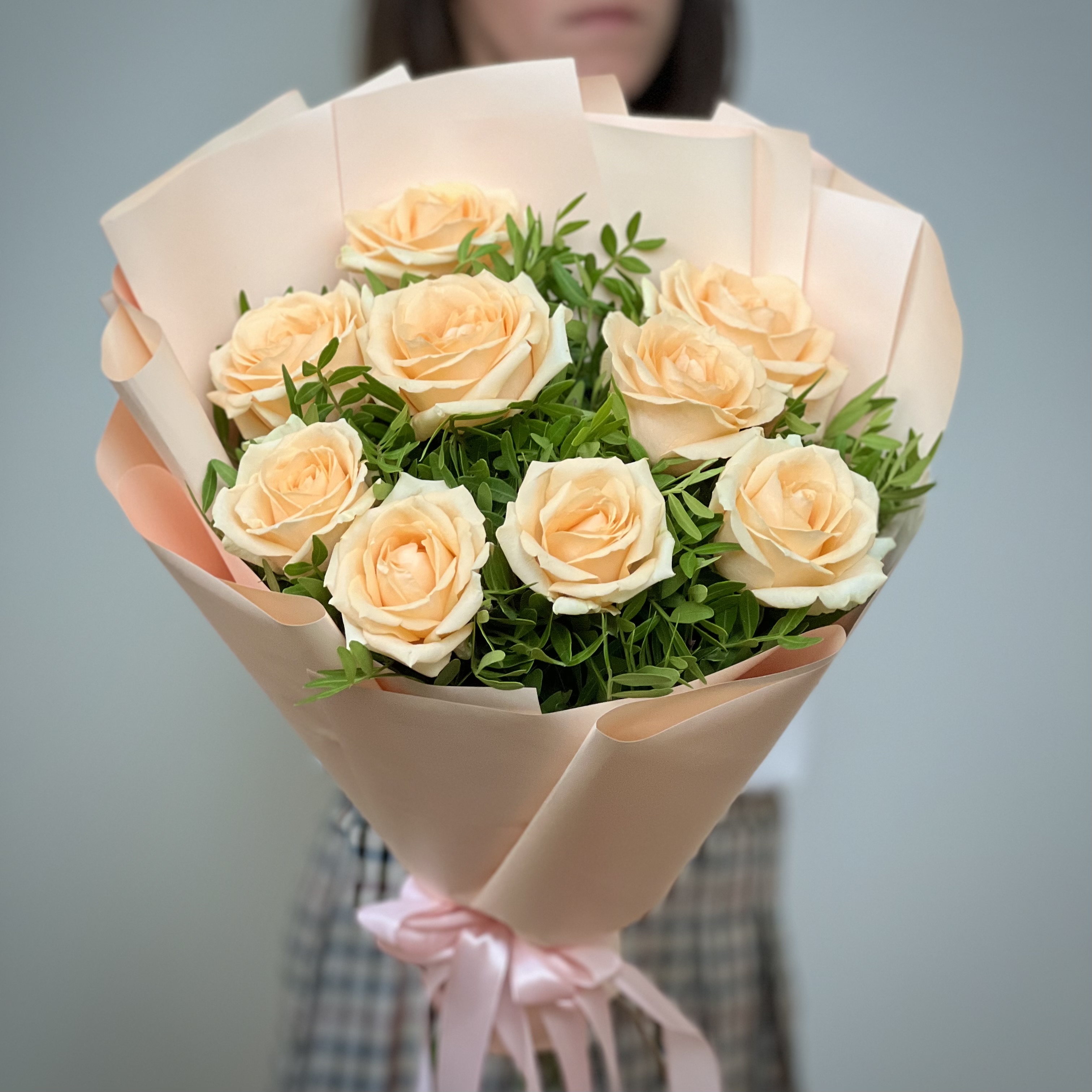 Букеты из роз Букет из 9 кремовых роз с зеленью