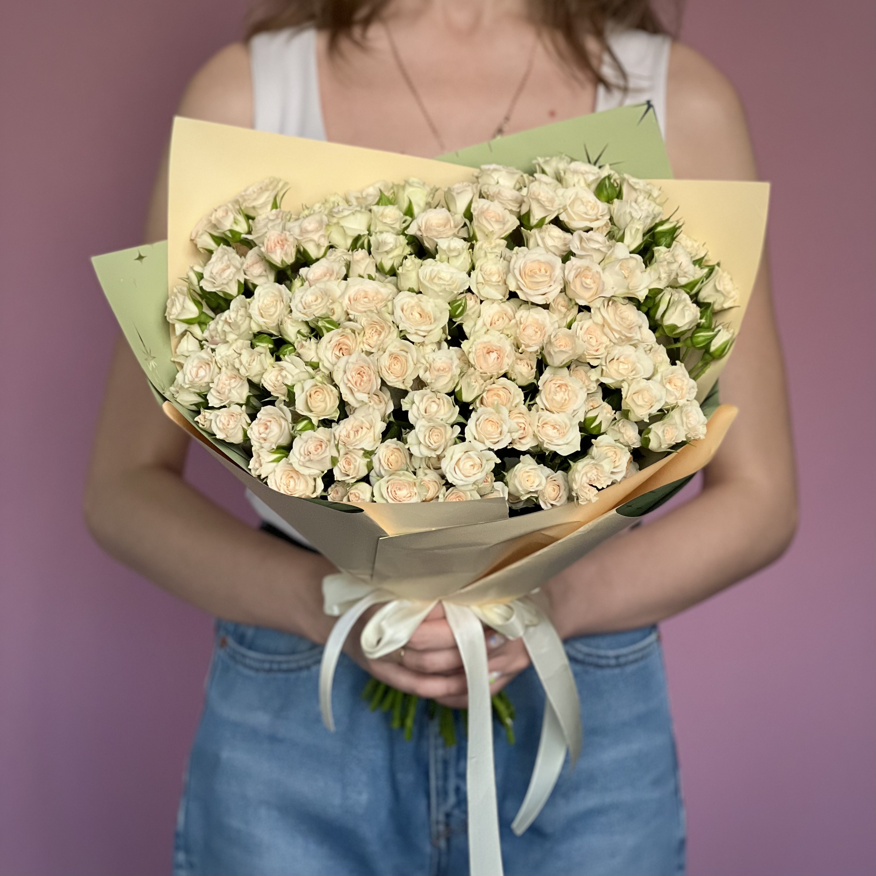 Кустовая роза Букет из 29 кустовых кремовых роз