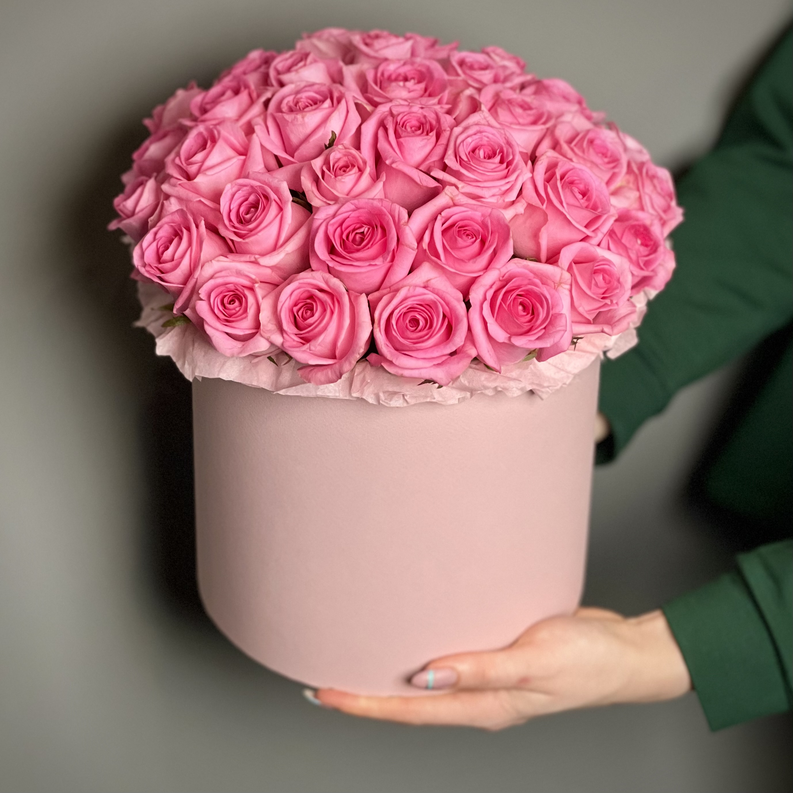 Цветы в коробке Розовые розы в шляпной коробке L