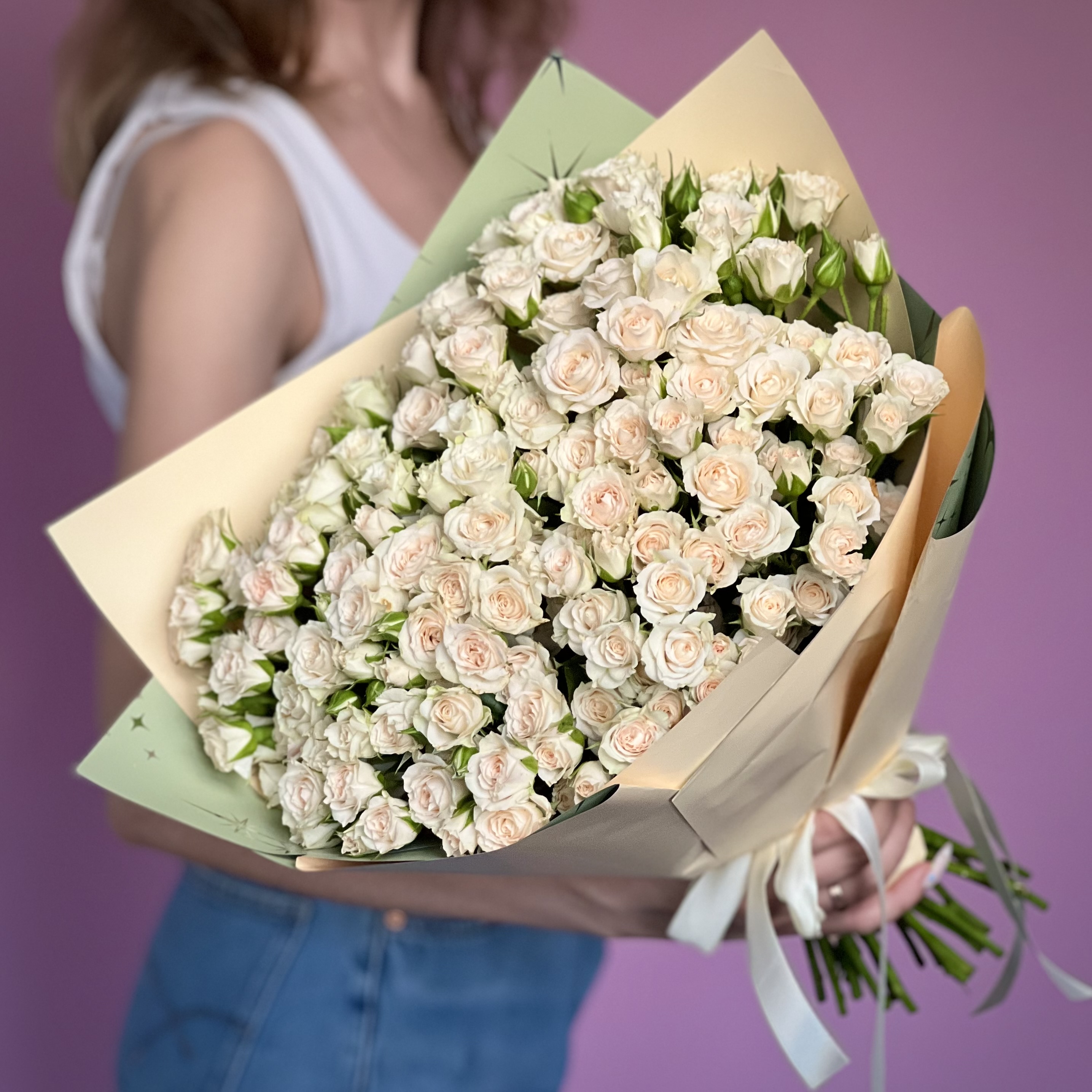 Кустовая роза Букет из 29 кустовых кремовых роз