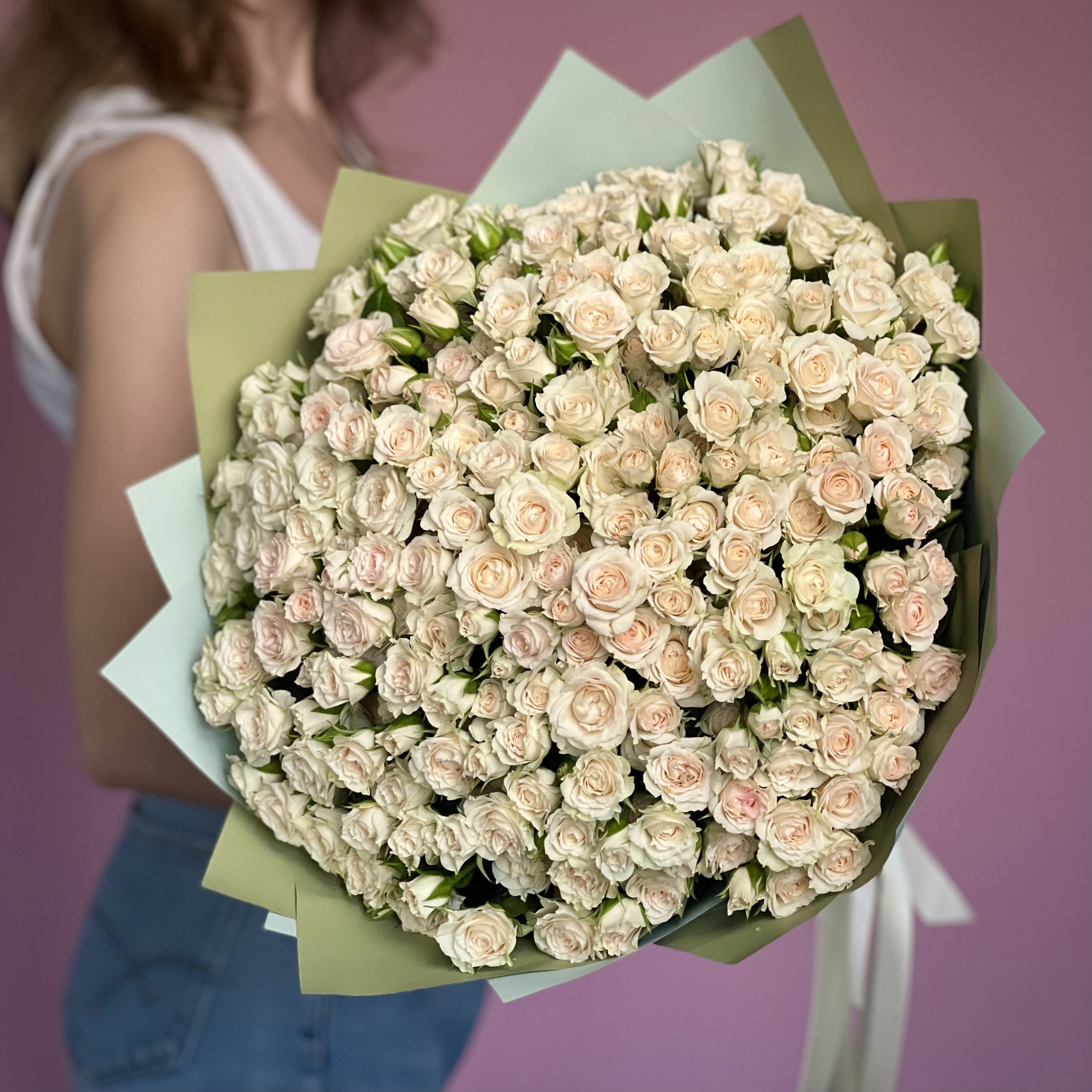 Букет из 51 кустовой кремовой розы цена и фото