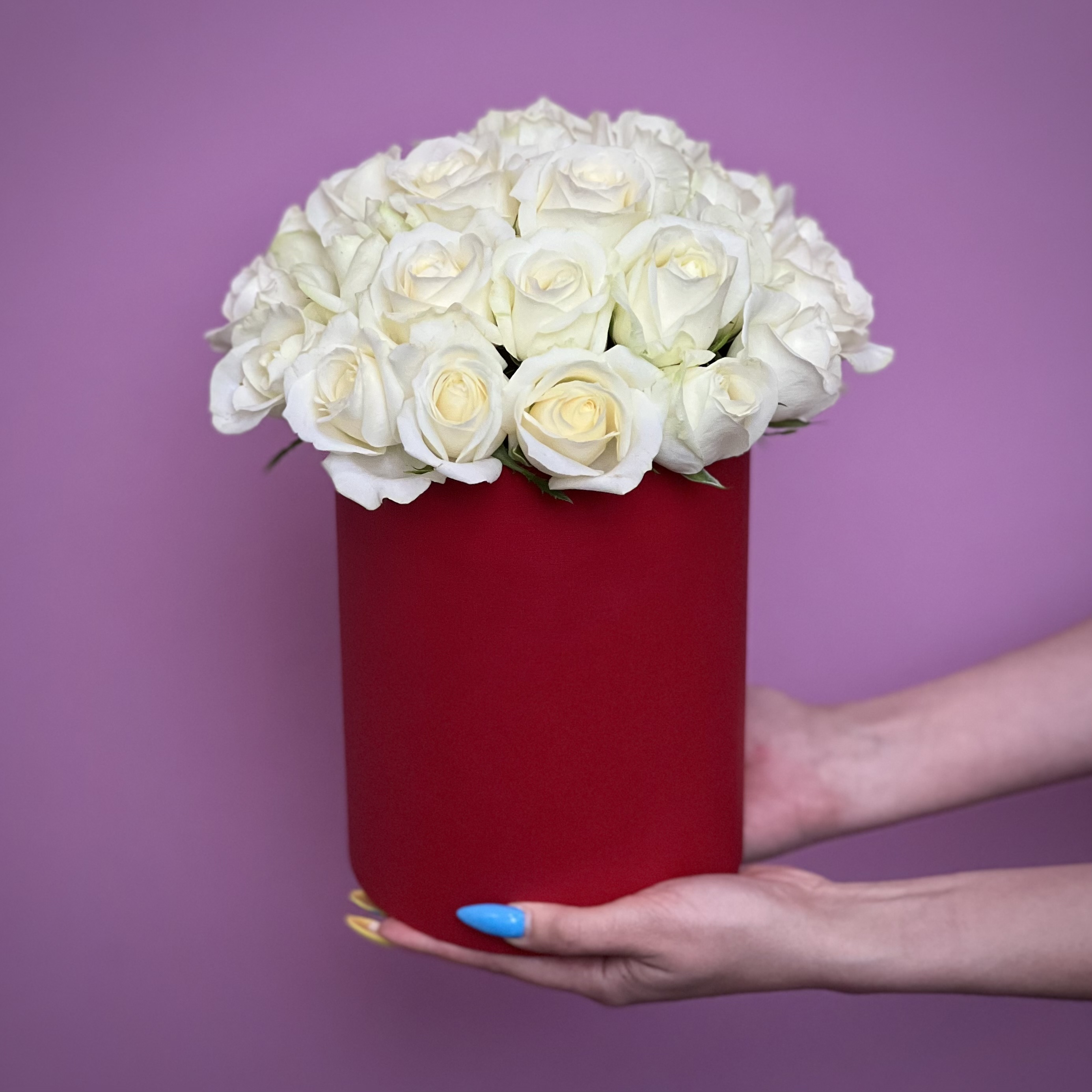 Цветы в коробке Белые розы в шляпной коробке M