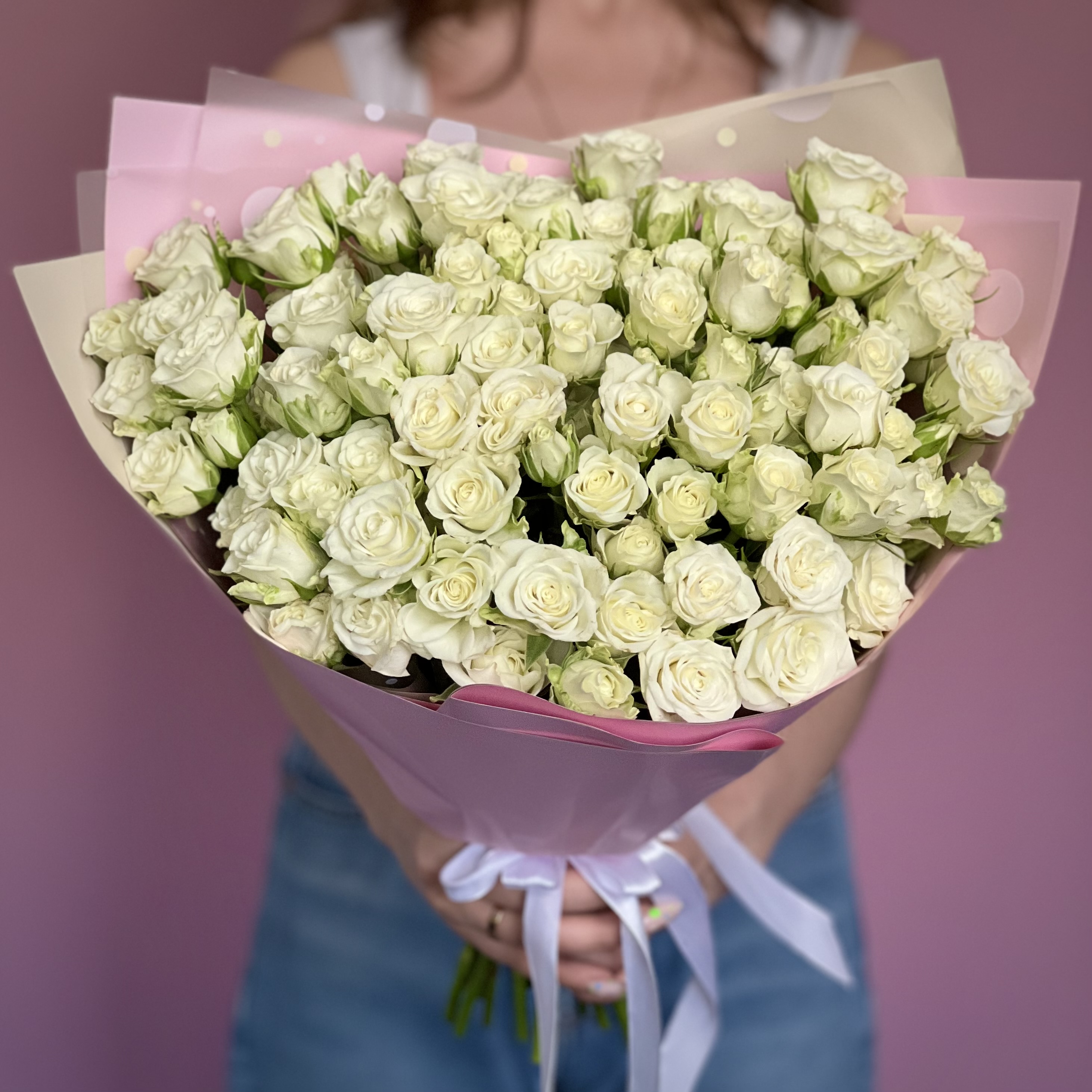 Букет из 29 кустовых белых роз