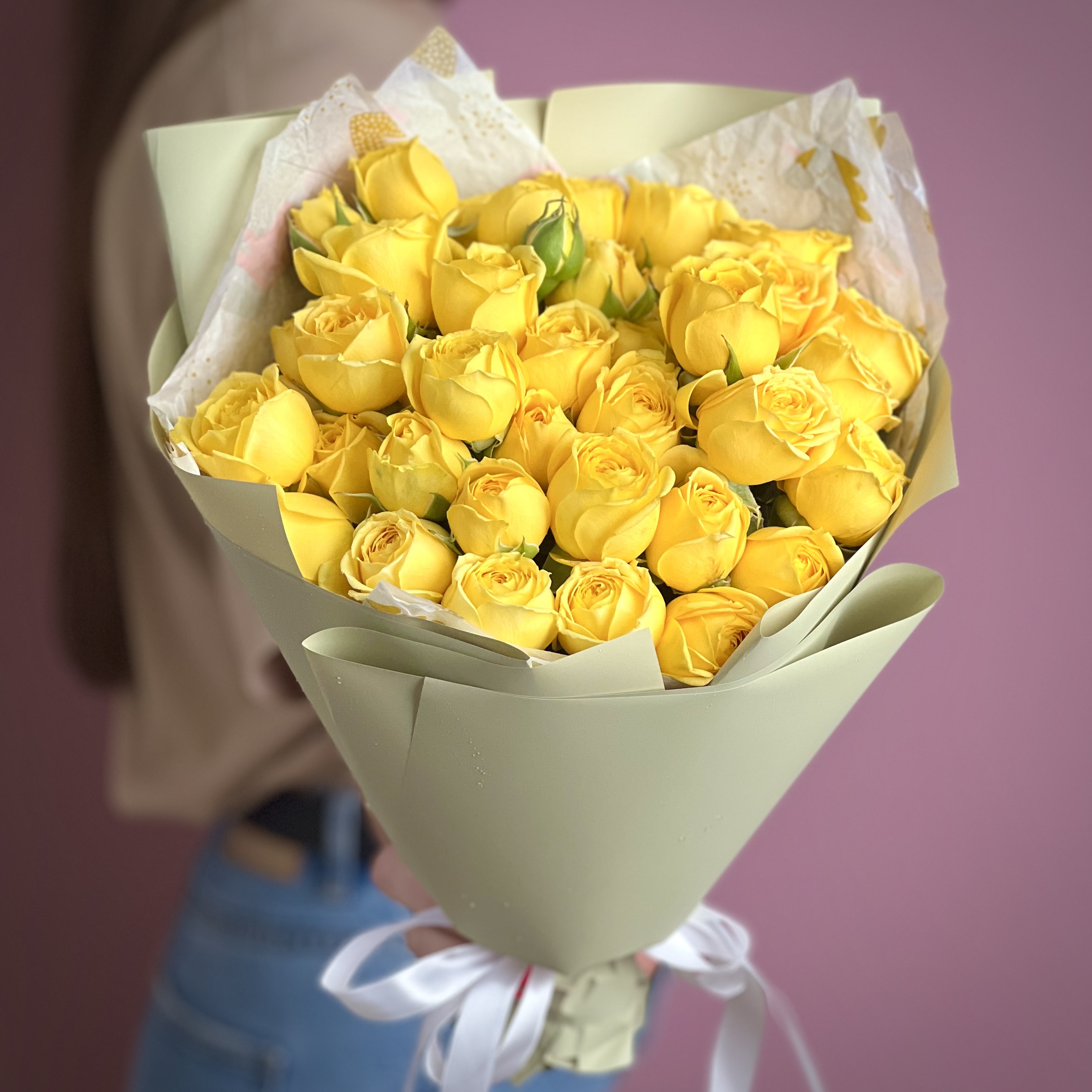 Букет из 13 желтых кустовых пионовидных роз