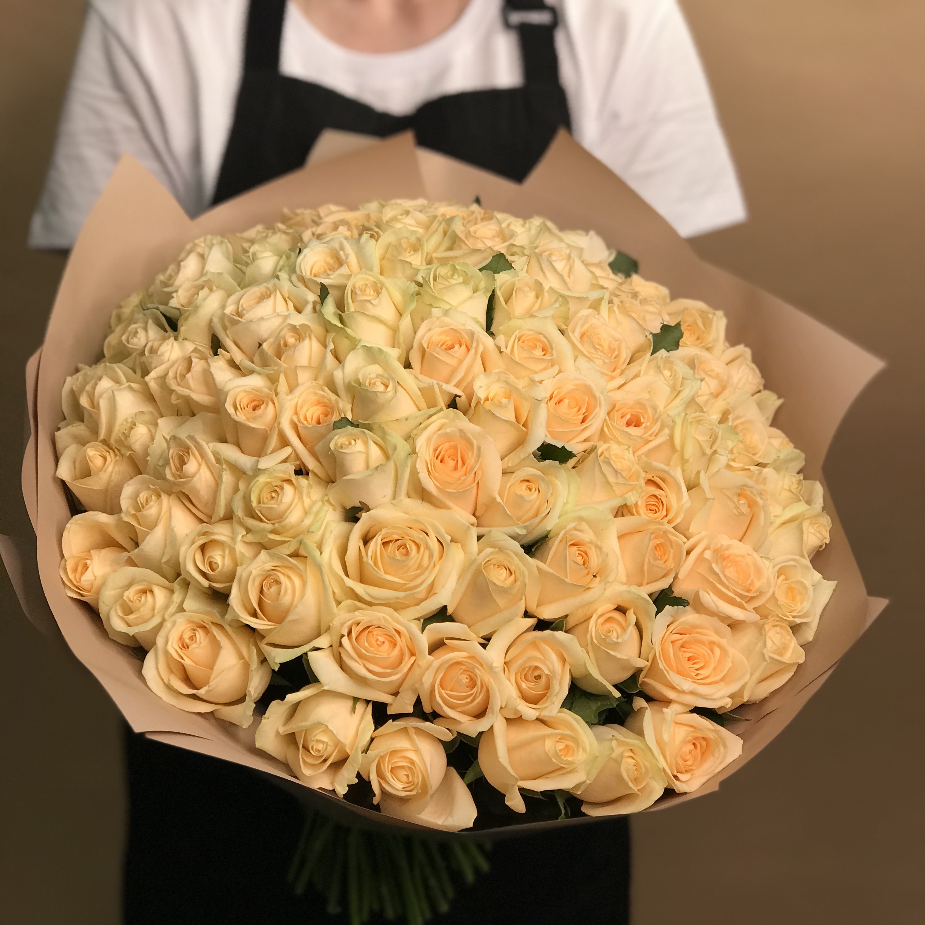 Букет из 101 кремовой розы (40 см) фотографии
