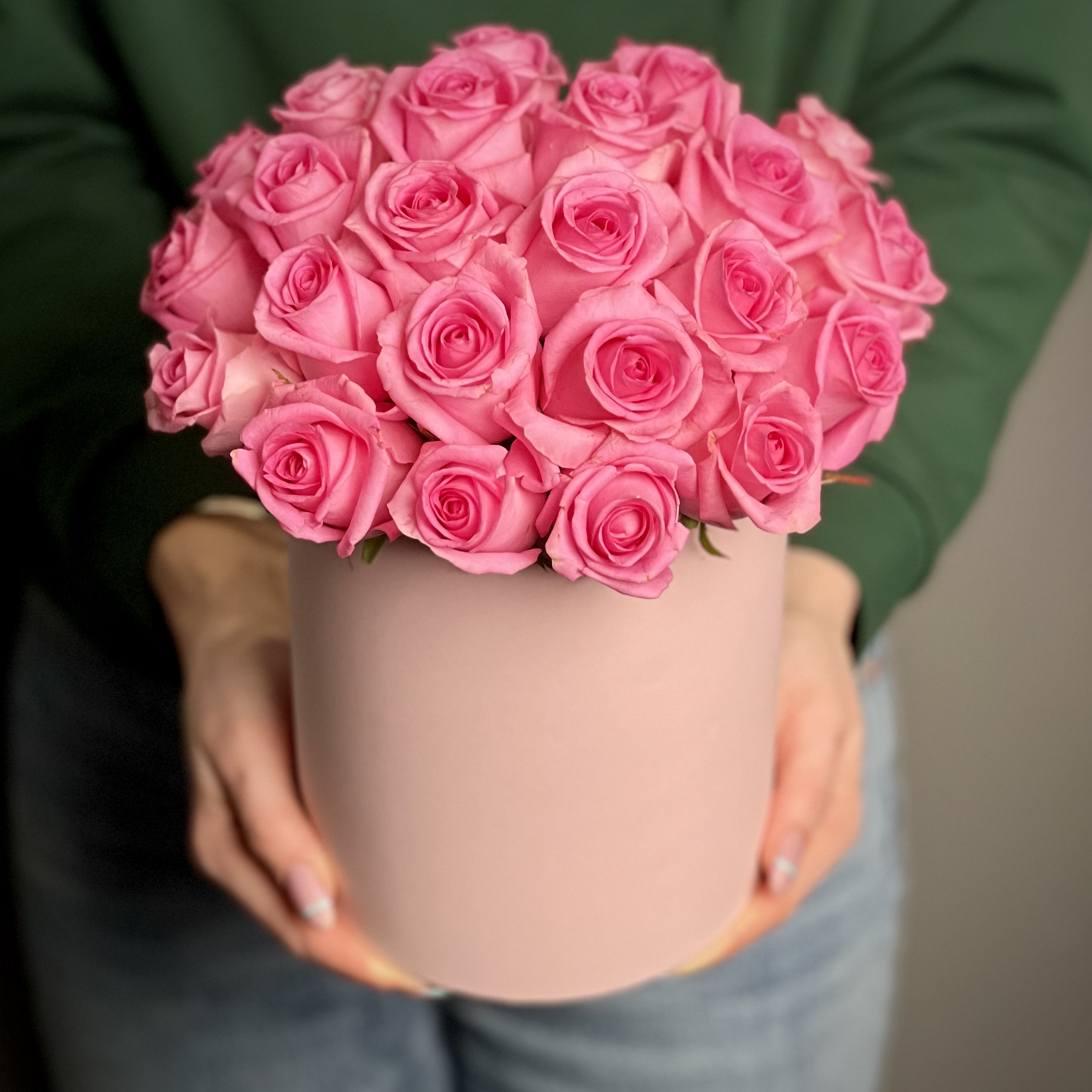 Розовые розы в шляпной коробке M цена и фото