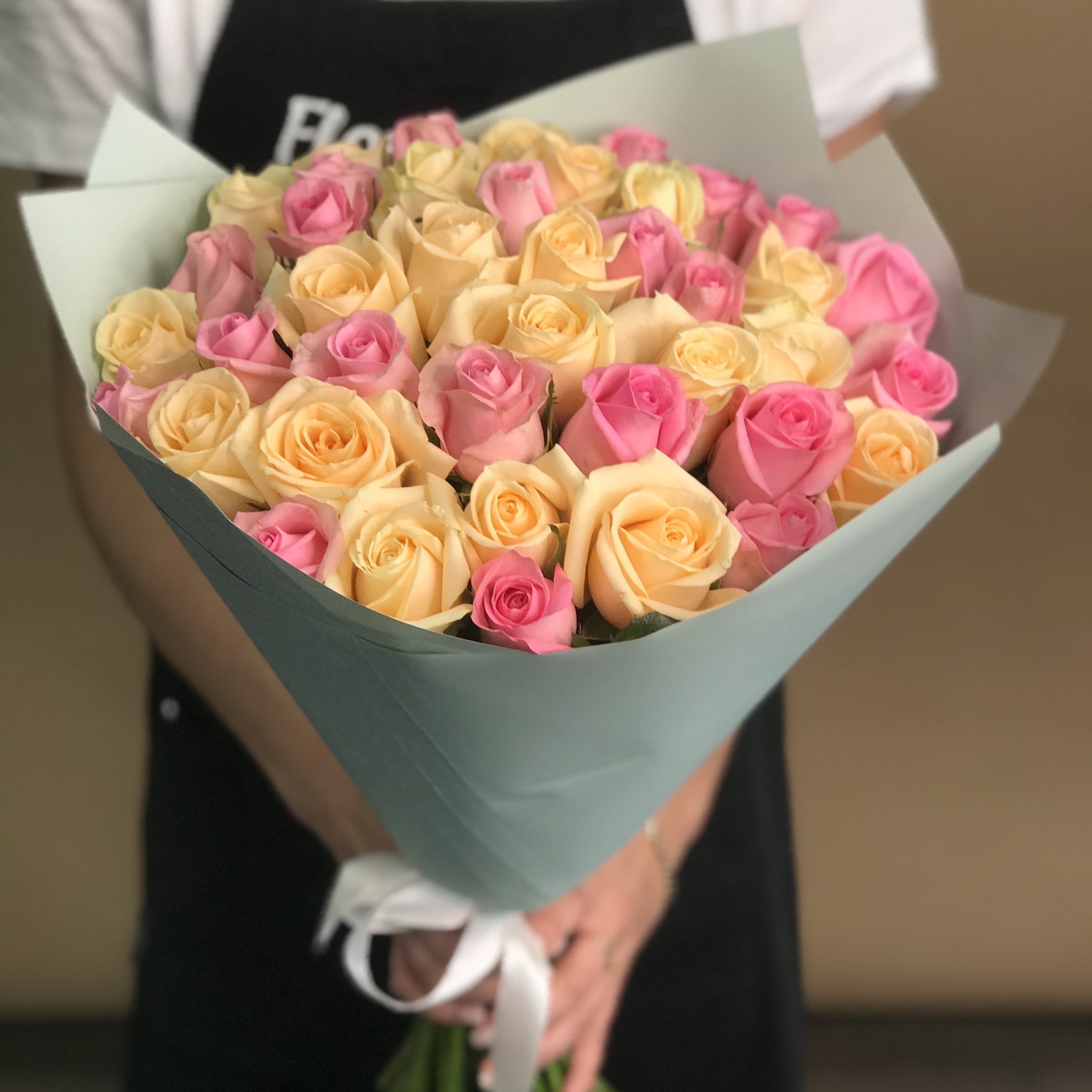 букет из кремовых и розовых роз 15 шт 70 см Букет из кремовых и розовых роз 41 шт. (70 см)