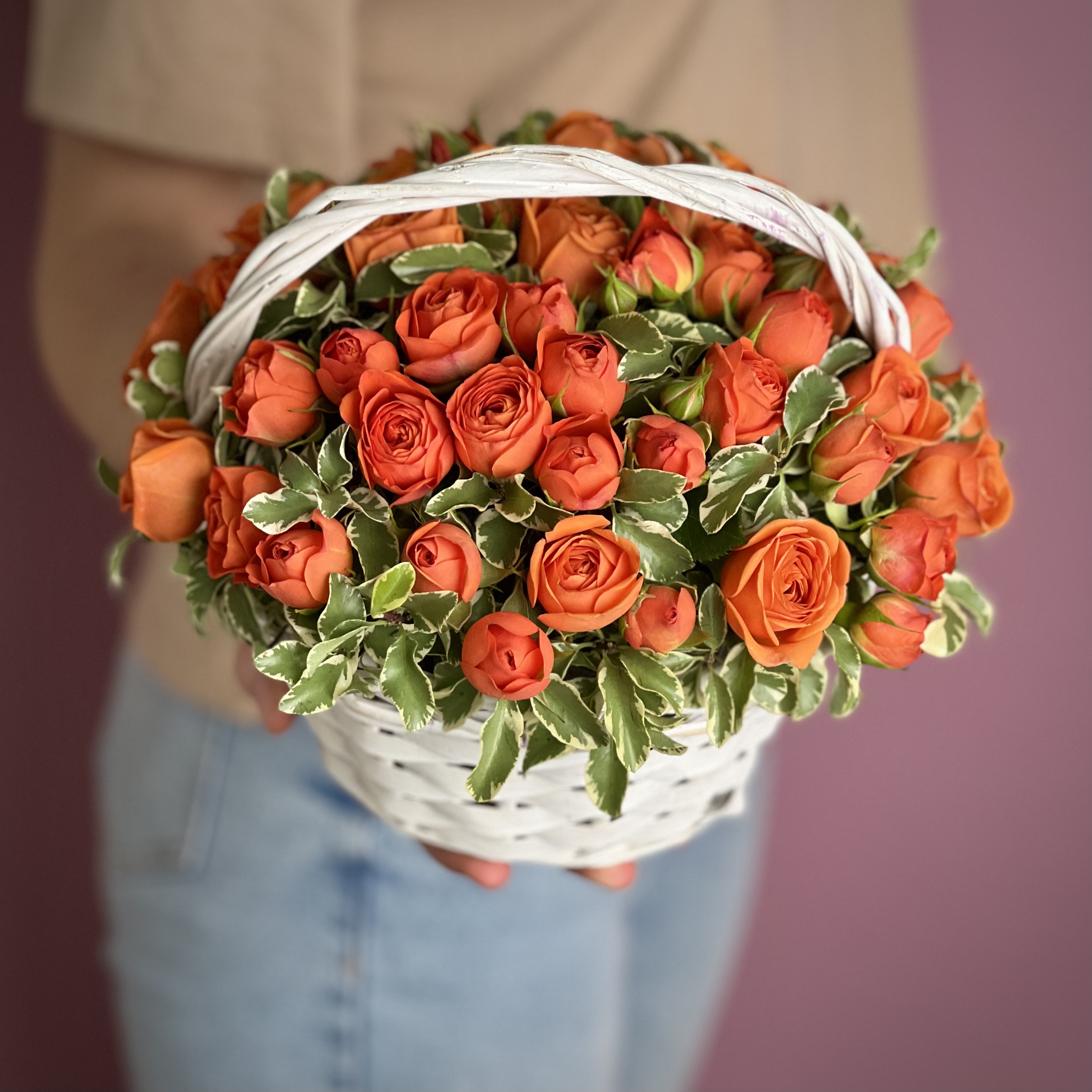 цена Оранжевые кустовые розы в корзине XS