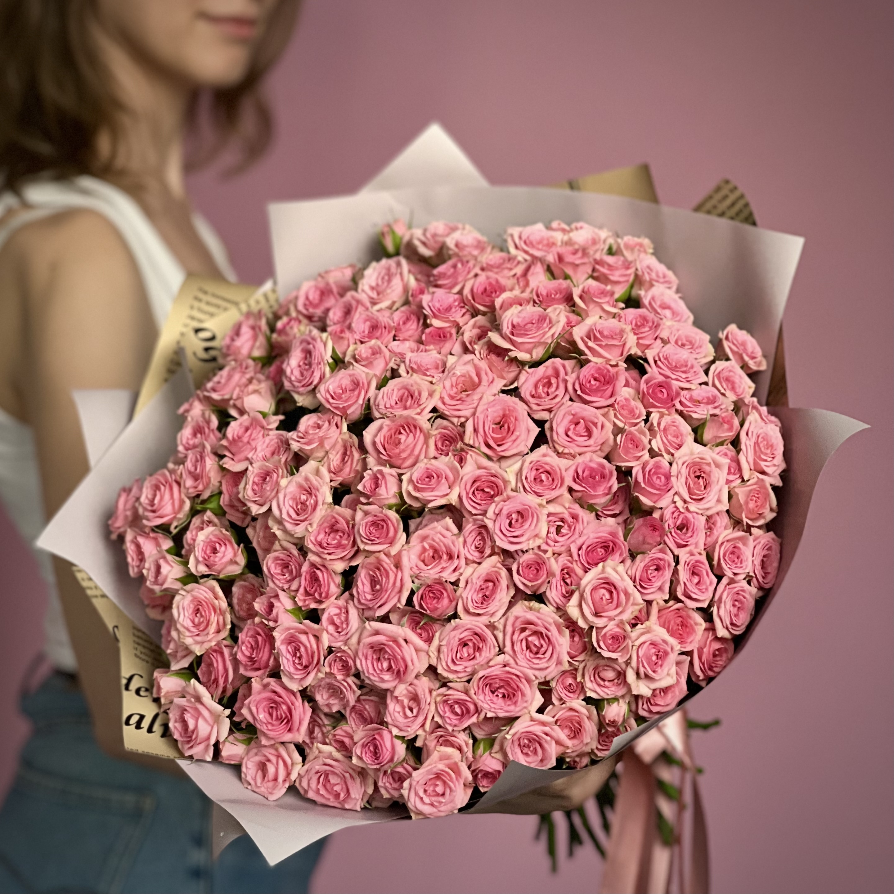 Букет из 51 кустовой розовой розы букет из 51 кустовой розы мисти бабблс