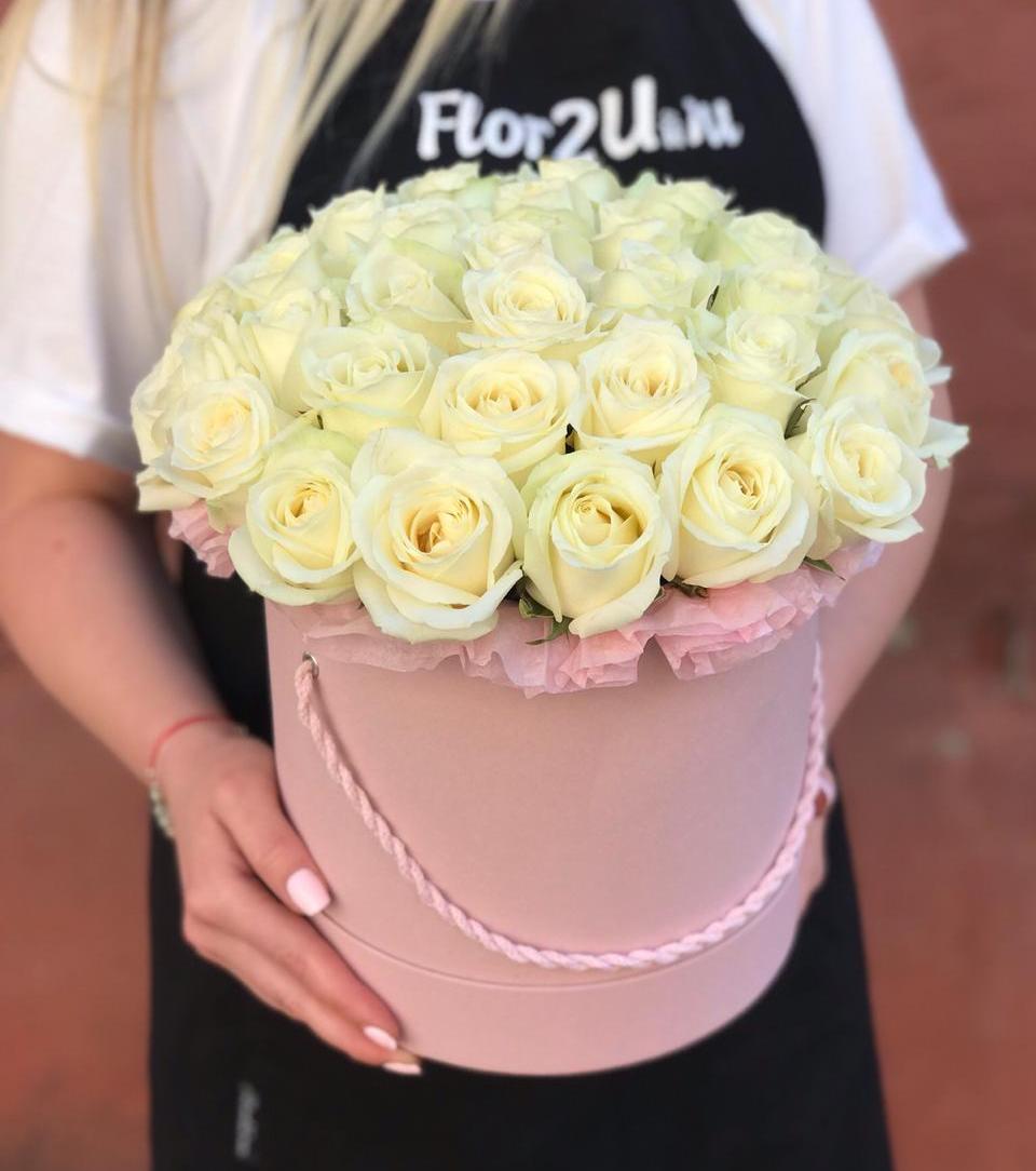 букет в розовой шляпной коробке amour mini из розы пионов и гвоздики Розы в шляпной коробке