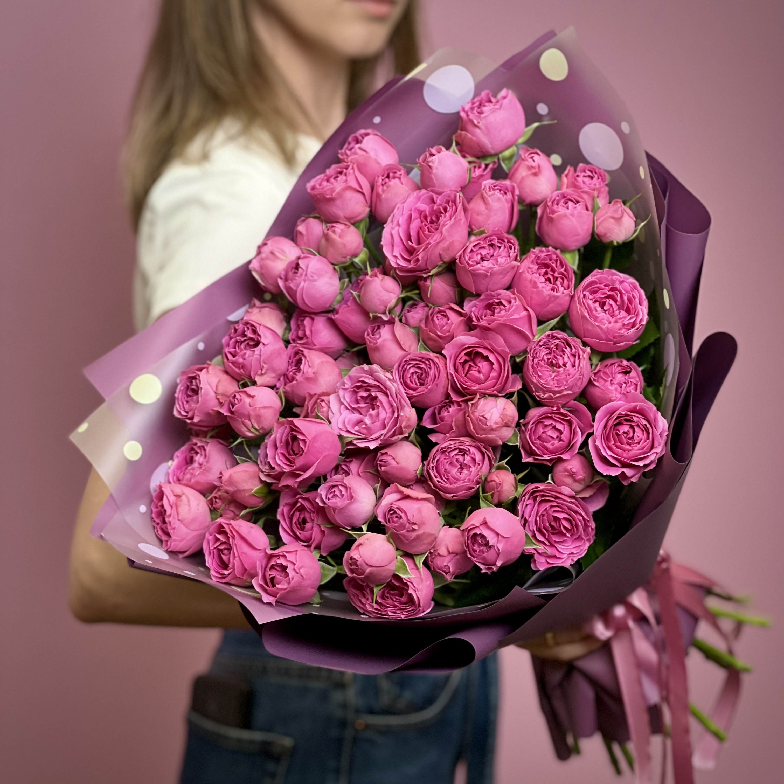 букет из 9 розовых кустовых пионовидных роз Букет из 27 малиновых кустовых пионовидных роз