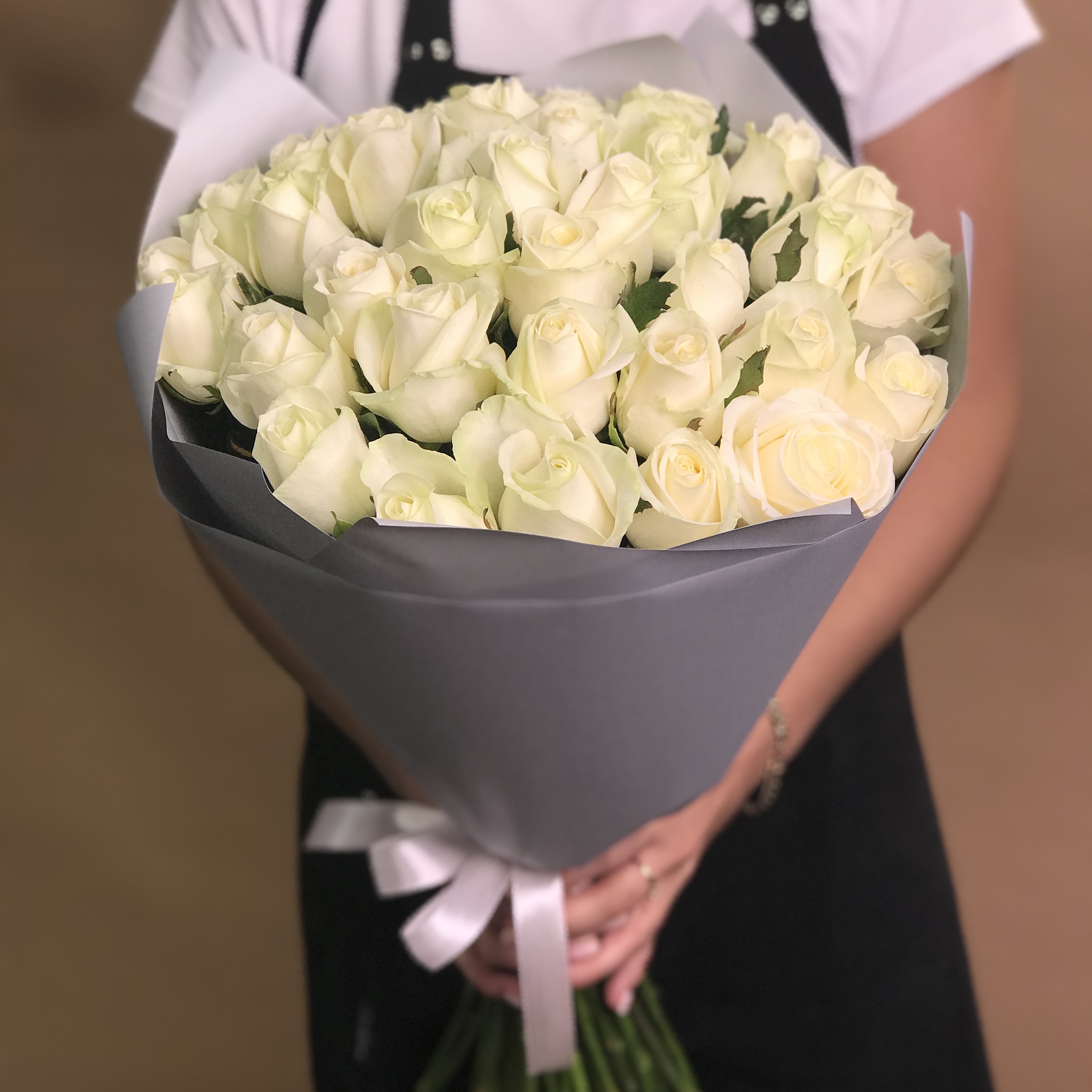 Букет из 35 белых роз (60 см) букет из 15 белых роз 60 см