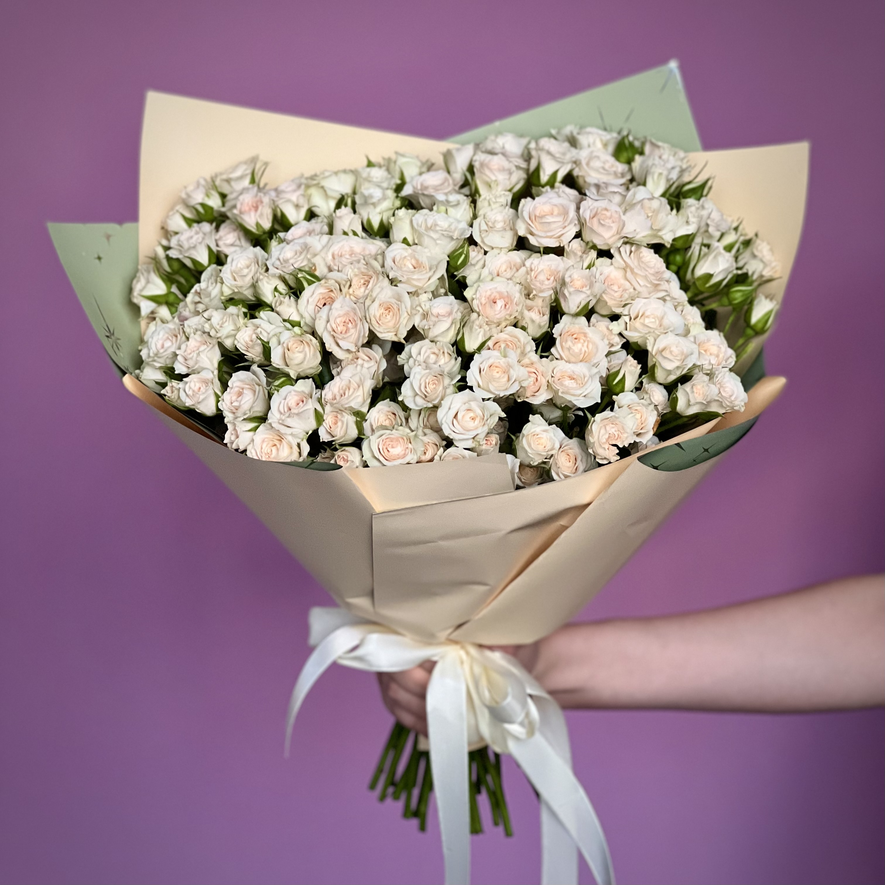 Кустовая роза Букет из 29 кустовых кремовых роз