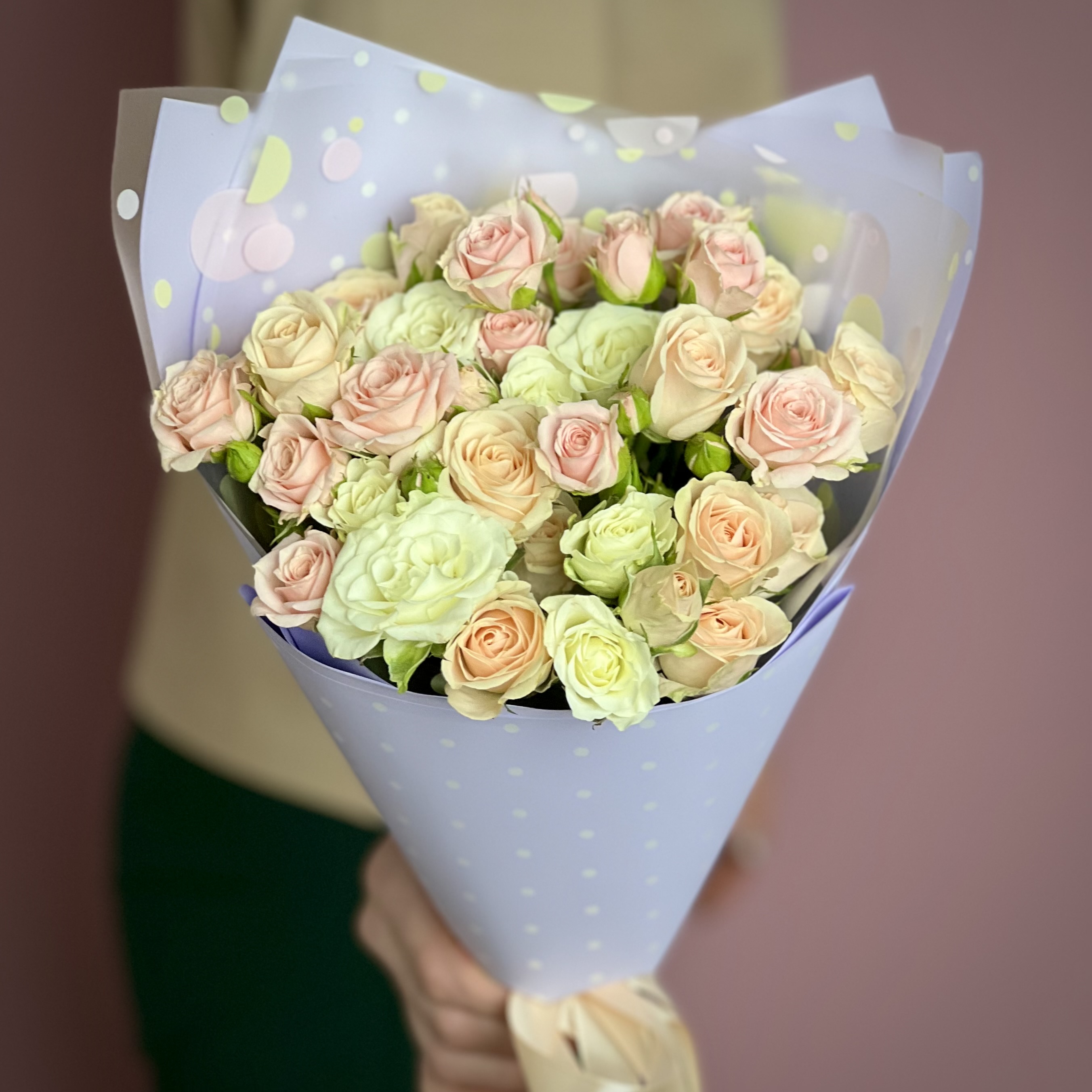 Букет из 7 нежных кустовых роз букет из 7 кустовых малиновых роз