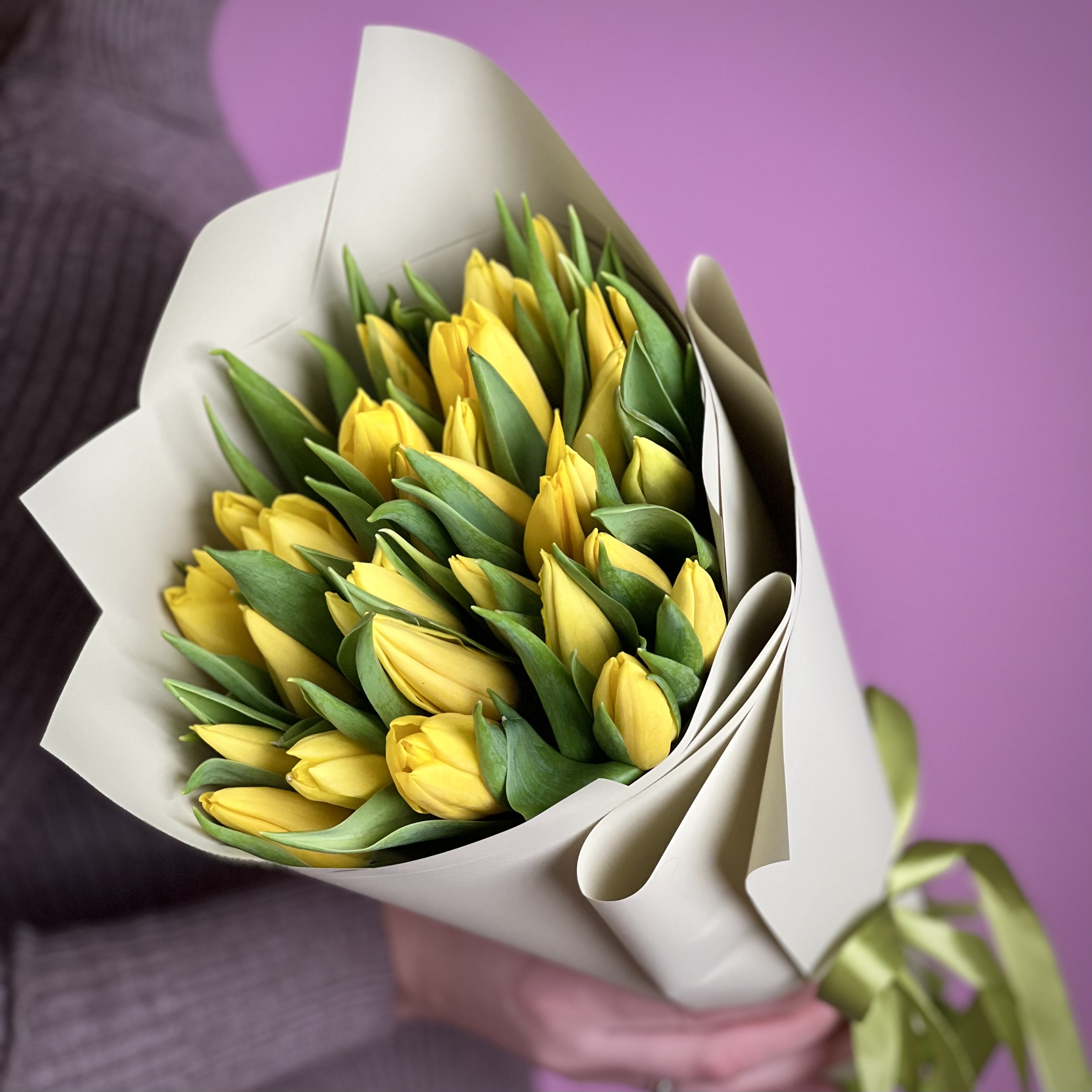 Букет из 31 желтого тюльпана фотографии