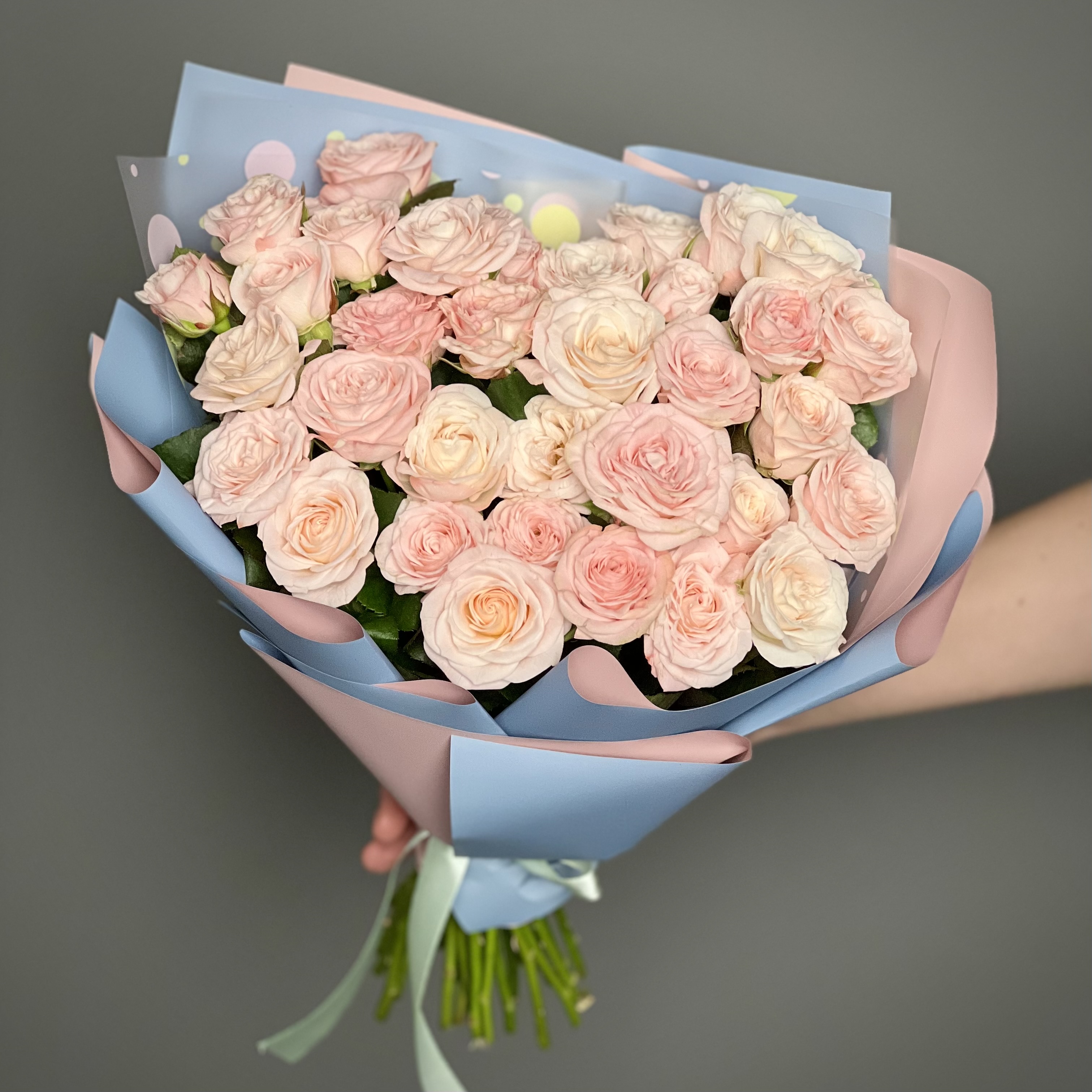 Кустовая роза Букет из 17 розовых кустовых пионовидных роз