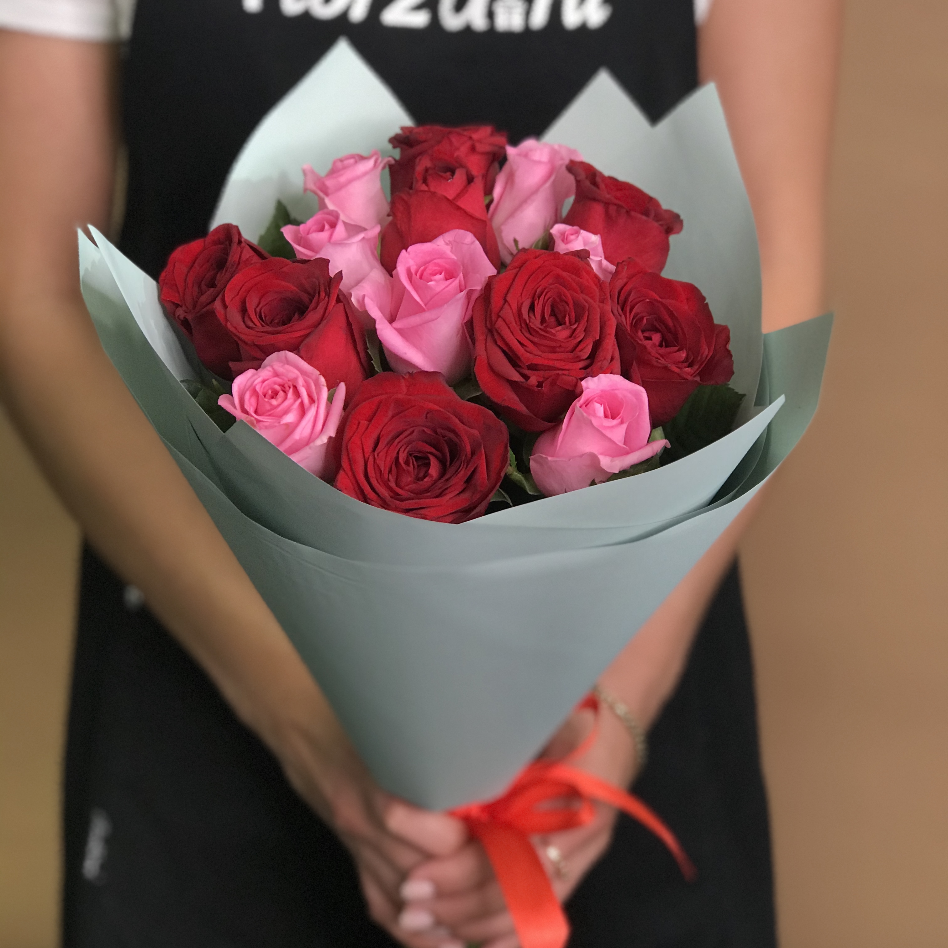 букет из красных и розовых роз 25 шт 60 см Букет из красных и розовых роз 15 шт. (60 см)