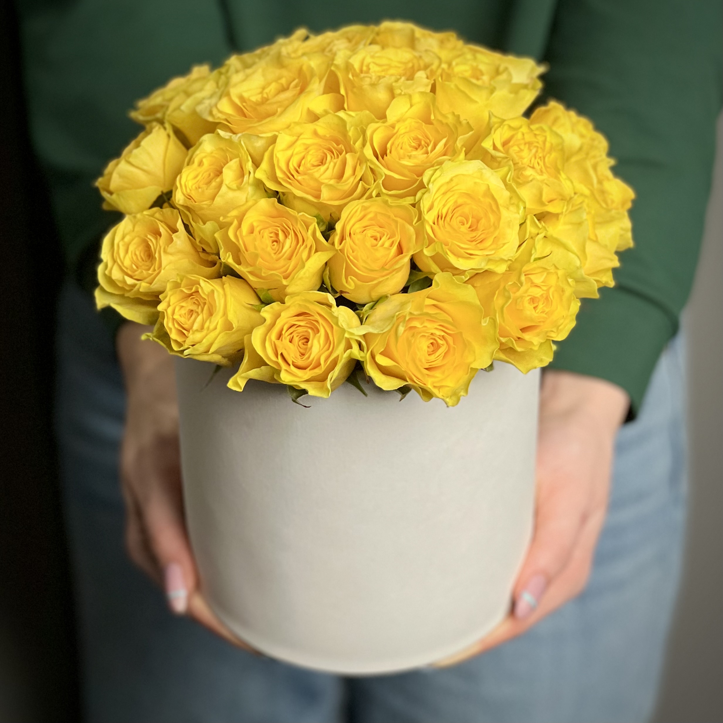 Желтые розы в шляпной коробке M